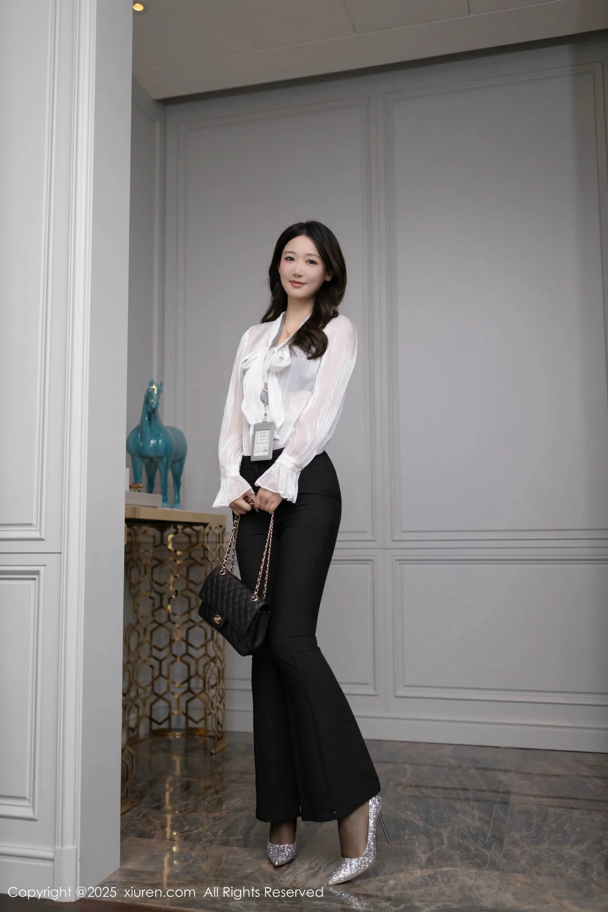 唐安琪性感白衬衫露黑色内衣配超薄黑丝秀柔美身姿绝美写真 第 2 张