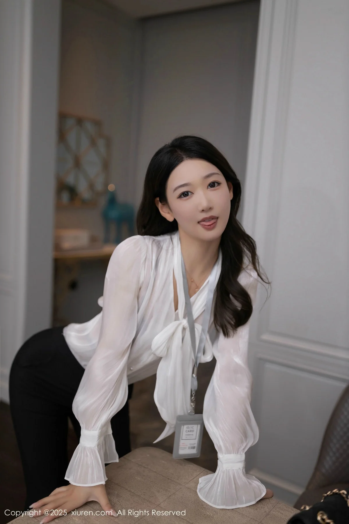 唐安琪性感白衬衫露黑色内衣配超薄黑丝秀柔美身姿绝美写真 第 5 张