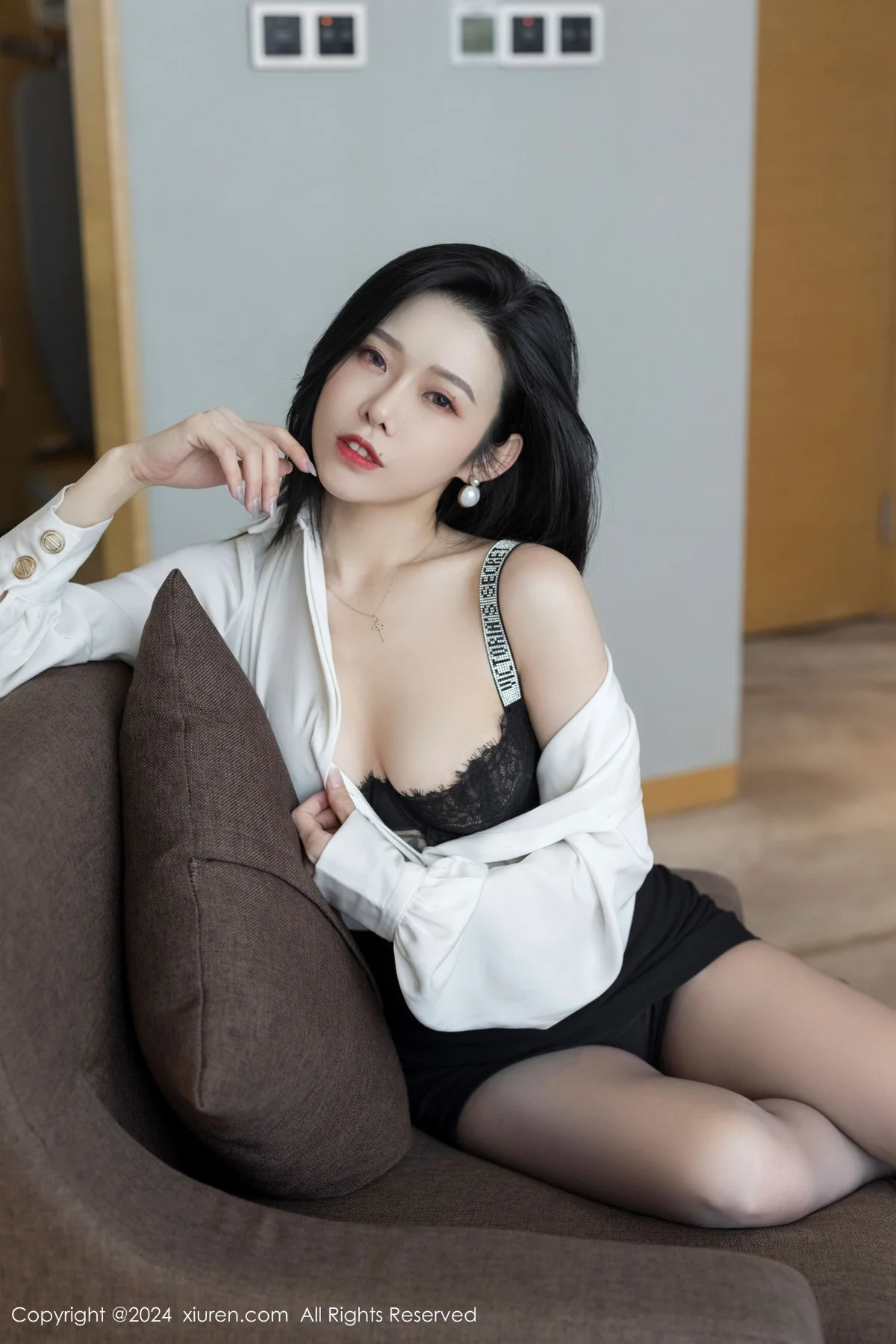 luvian本能性感白衬衫配黑短裙露超薄肉丝秀凹凸身材绝美写真 第 12 张