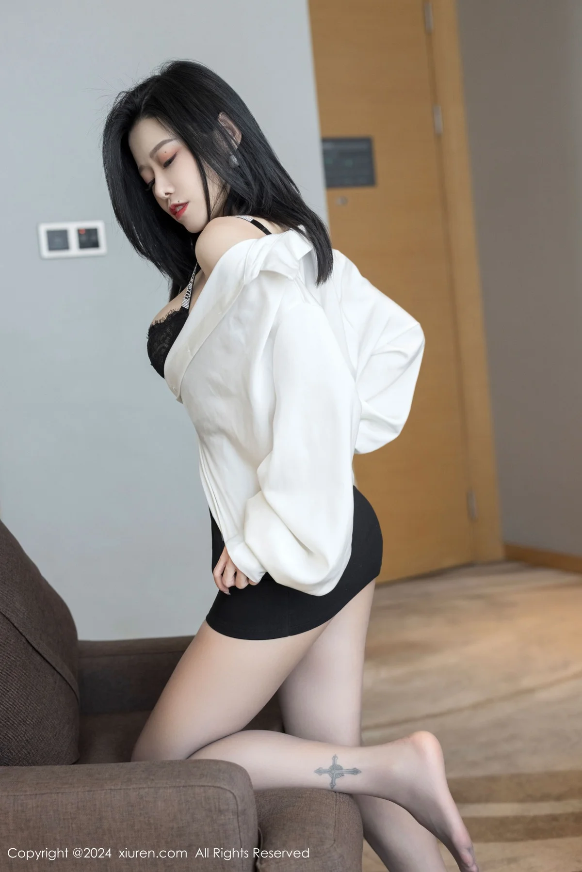 luvian本能性感白衬衫配黑短裙露超薄肉丝秀凹凸身材绝美写真 第 18 张