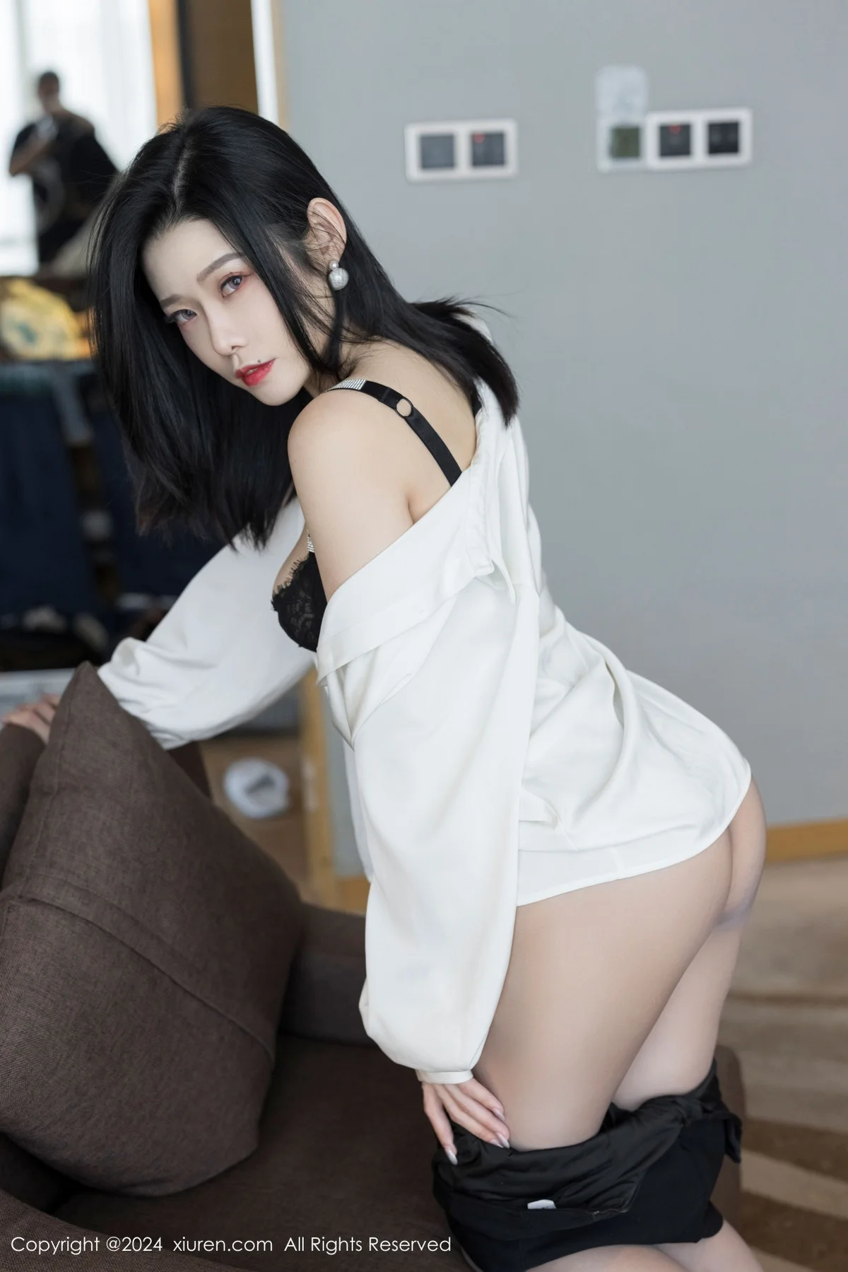 luvian本能性感白衬衫配黑短裙露超薄肉丝秀凹凸身材绝美写真 第 19 张