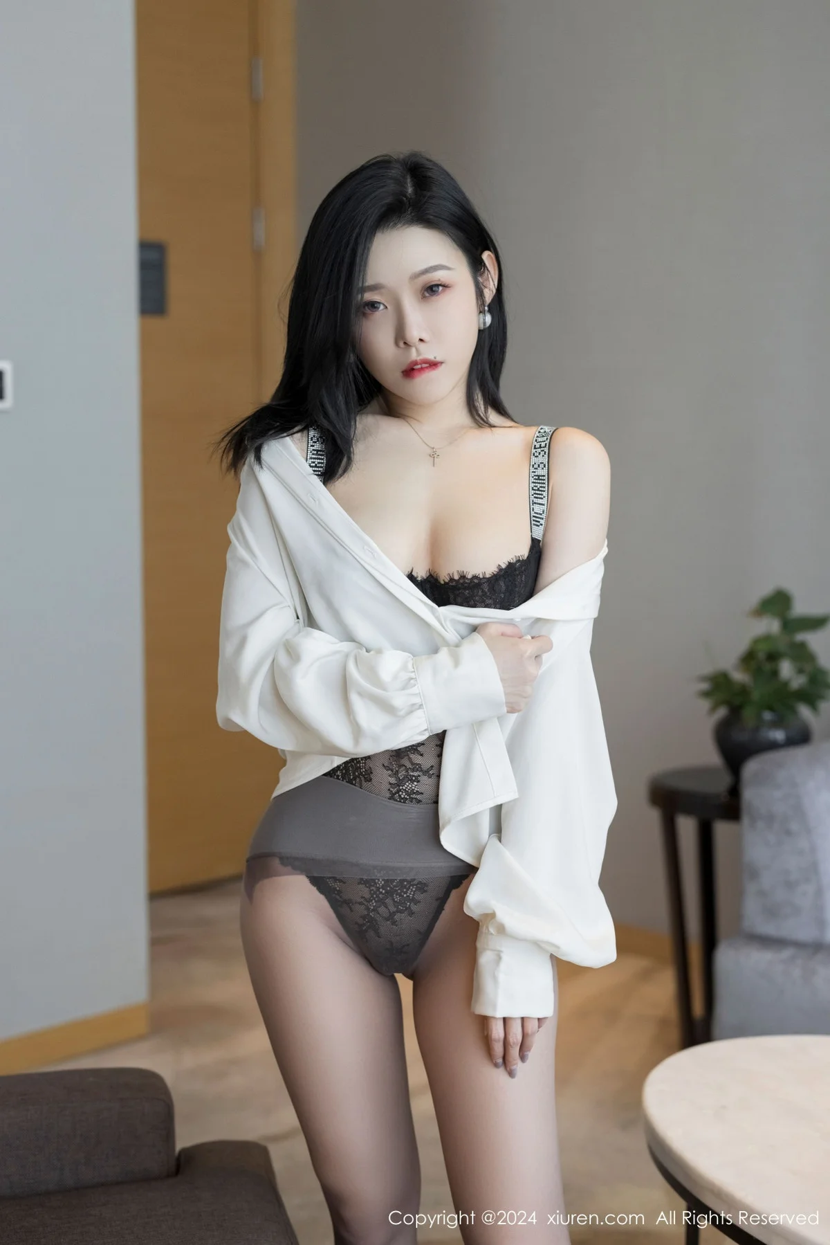 luvian本能性感白衬衫配黑短裙露超薄肉丝秀凹凸身材绝美写真 第 20 张