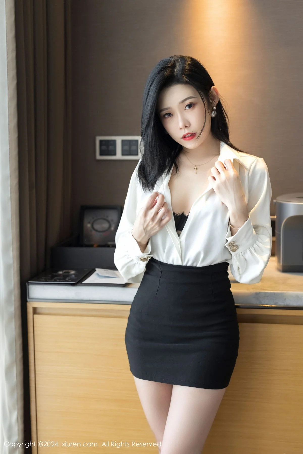 luvian本能性感白衬衫配黑短裙露超薄肉丝秀凹凸身材绝美写真 第 3 张