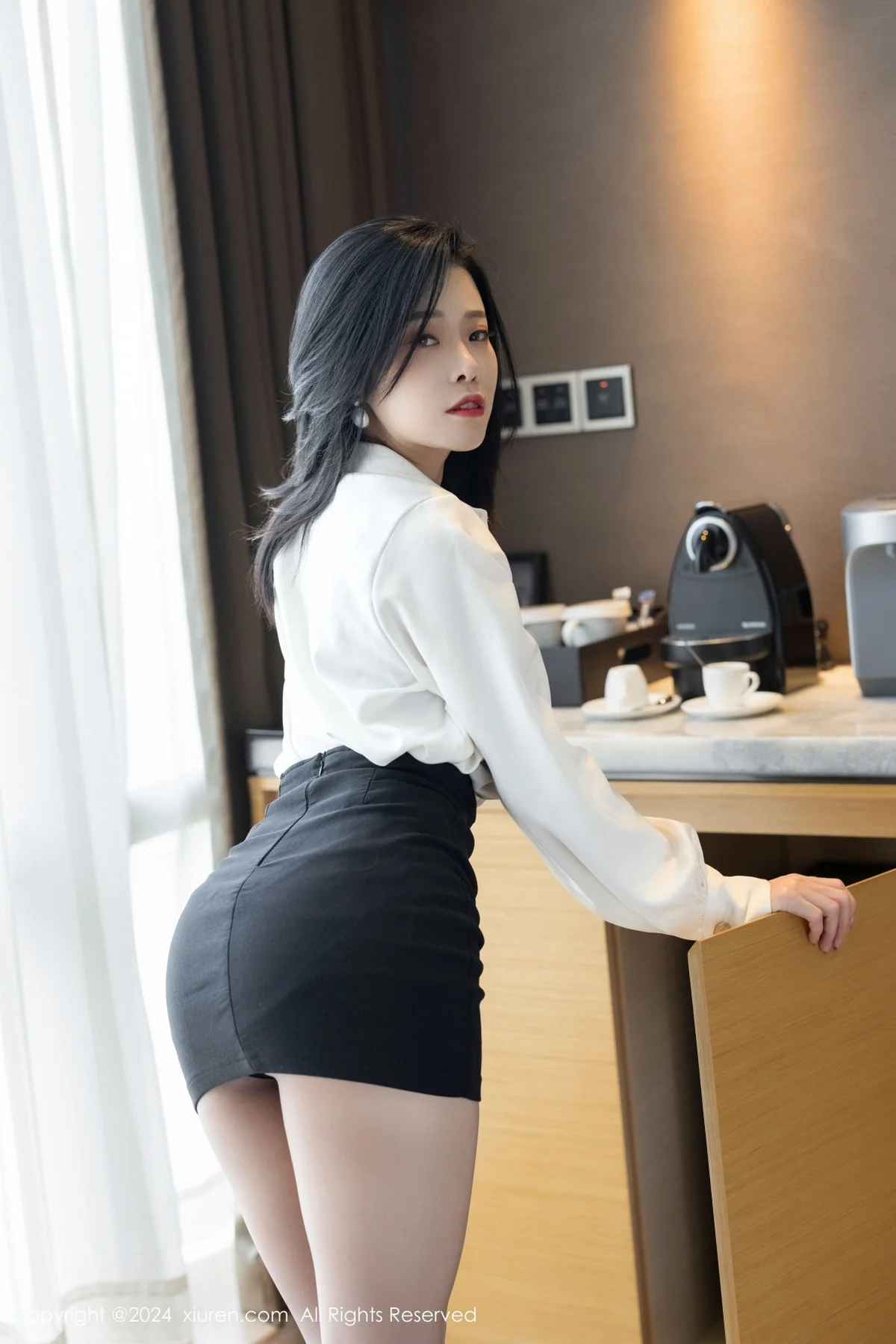 luvian本能性感白衬衫配黑短裙露超薄肉丝秀凹凸身材绝美写真 第 5 张