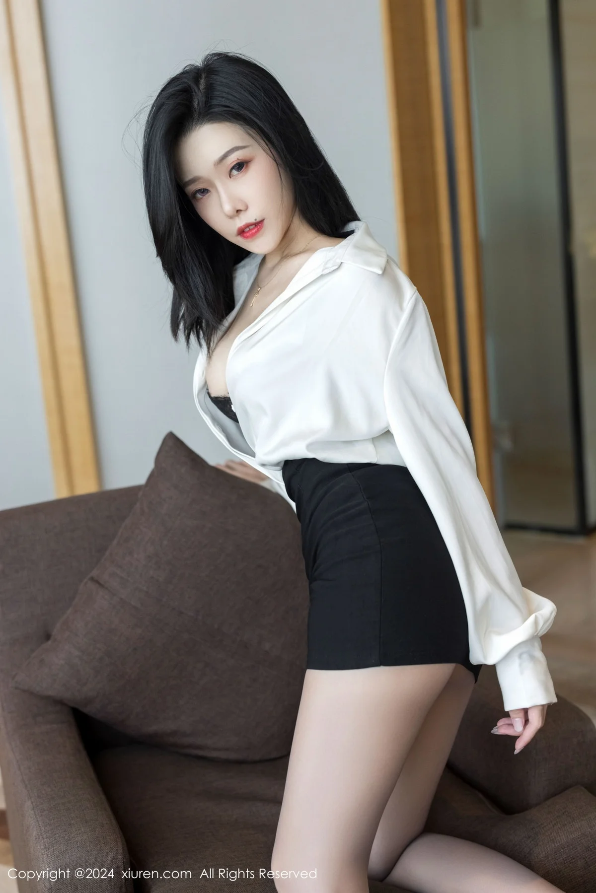 luvian本能性感白衬衫配黑短裙露超薄肉丝秀凹凸身材绝美写真 第 6 张