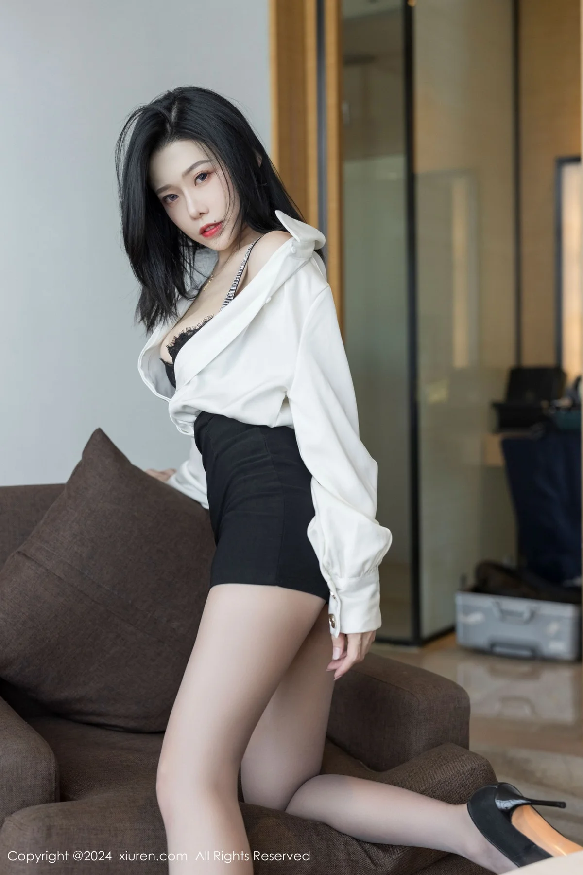 luvian本能性感白衬衫配黑短裙露超薄肉丝秀凹凸身材绝美写真 第 7 张