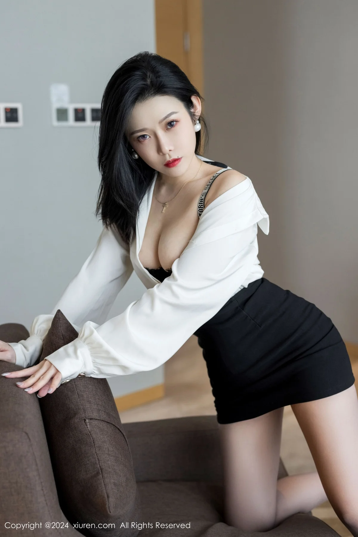luvian本能性感白衬衫配黑短裙露超薄肉丝秀凹凸身材绝美写真 第 8 张