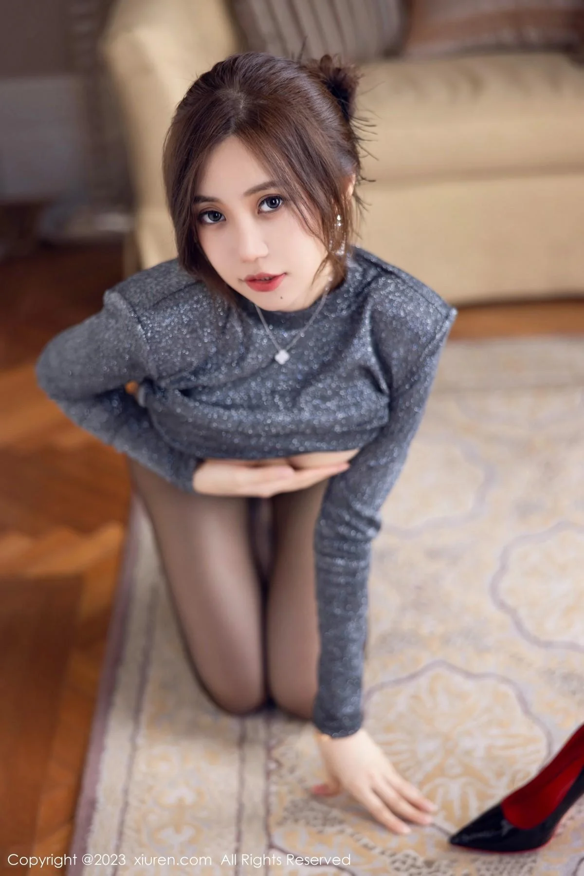 绮里嘉ula性感灰色服饰配超薄无内黑丝秀曼妙身姿绝美写真 第 41 张
