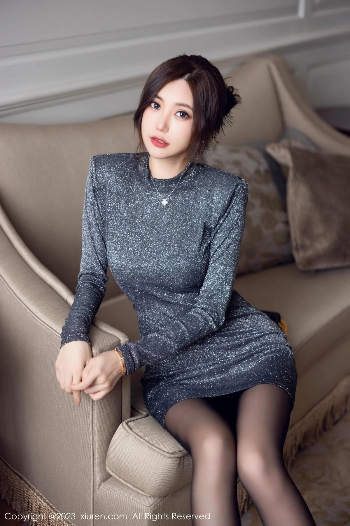 绮里嘉ula性感灰色服饰配超薄无内黑丝秀曼妙身姿绝美写真 第 6 张