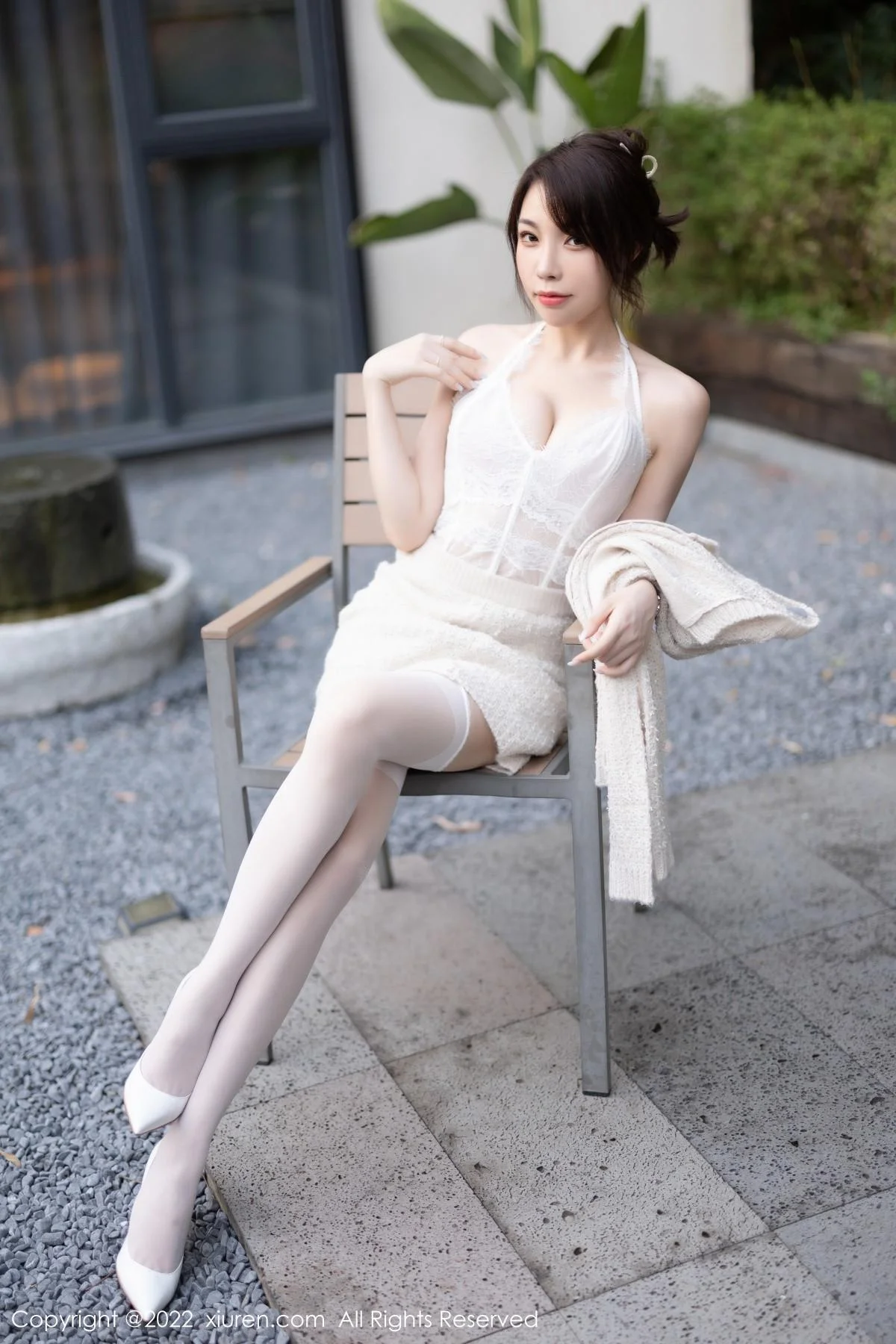 徐莉芝Booty半脱露性感白色蕾丝内衣配白丝吊袜绝美写真 第 10 张