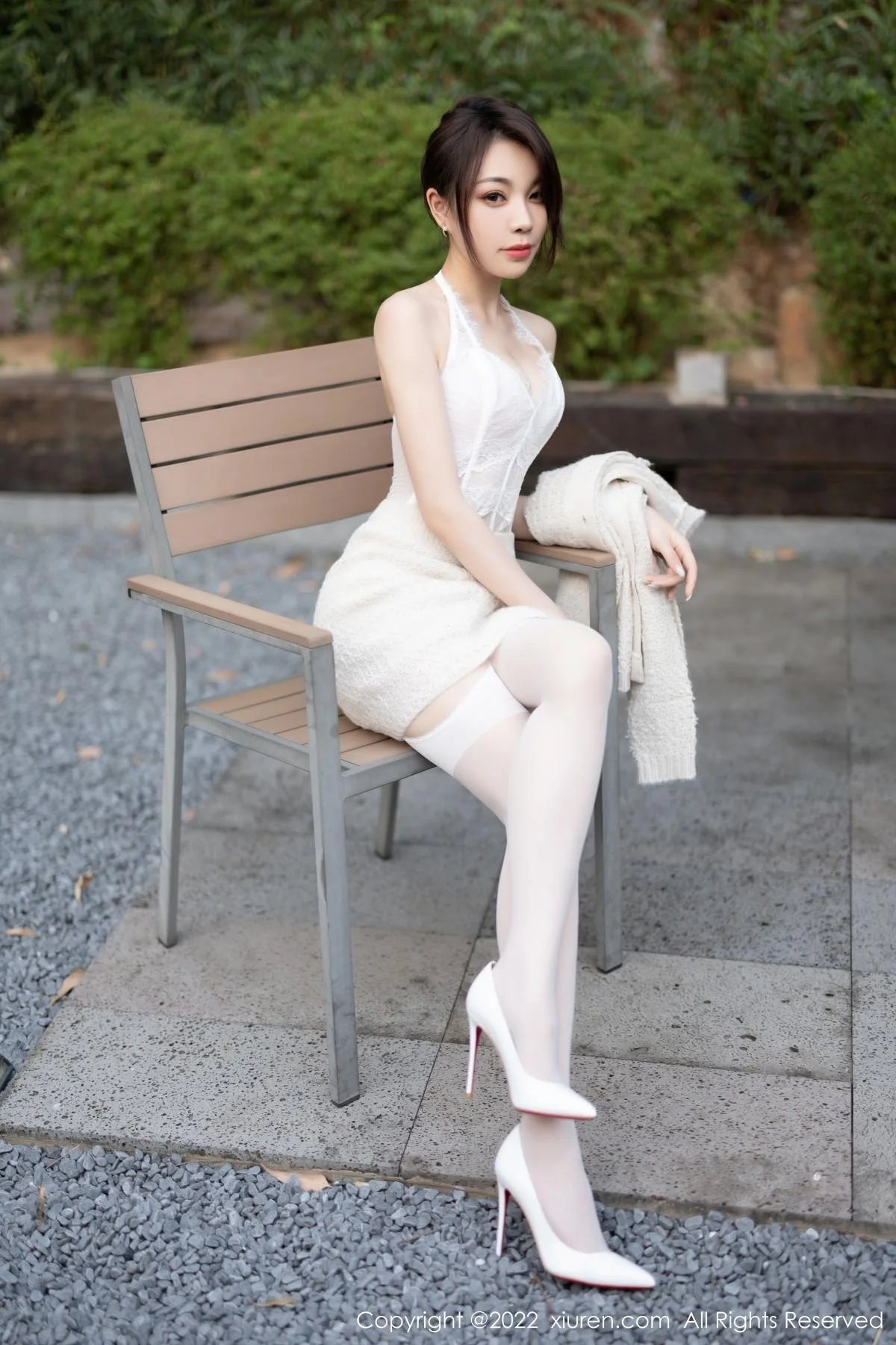 徐莉芝Booty半脱露性感白色蕾丝内衣配白丝吊袜绝美写真 第 11 张