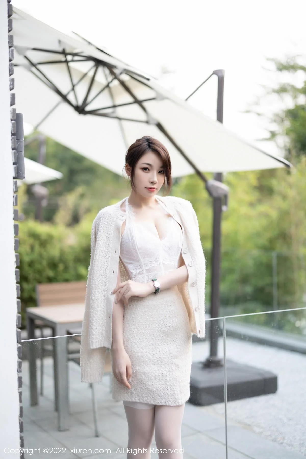 徐莉芝Booty半脱露性感白色蕾丝内衣配白丝吊袜绝美写真 第 2 张