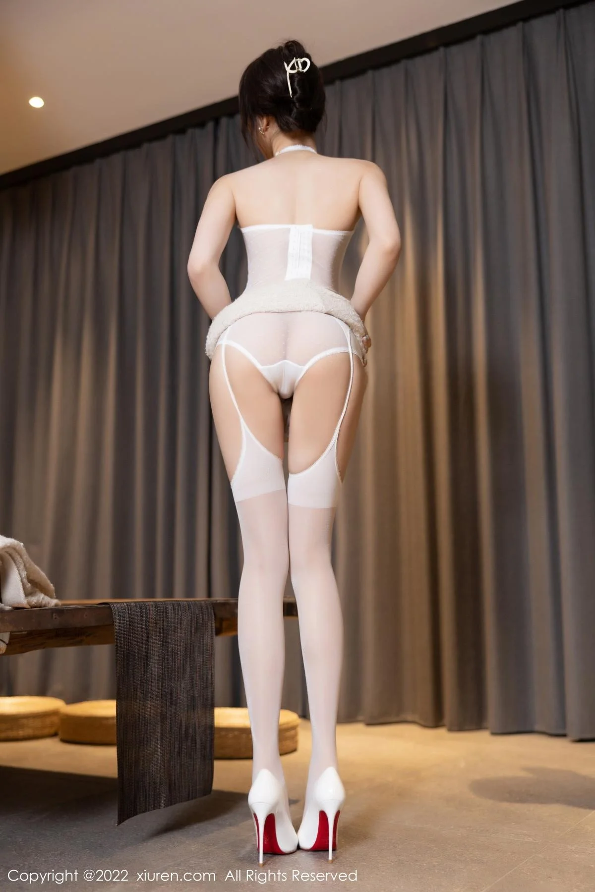 徐莉芝Booty半脱露性感白色蕾丝内衣配白丝吊袜绝美写真 第 23 张