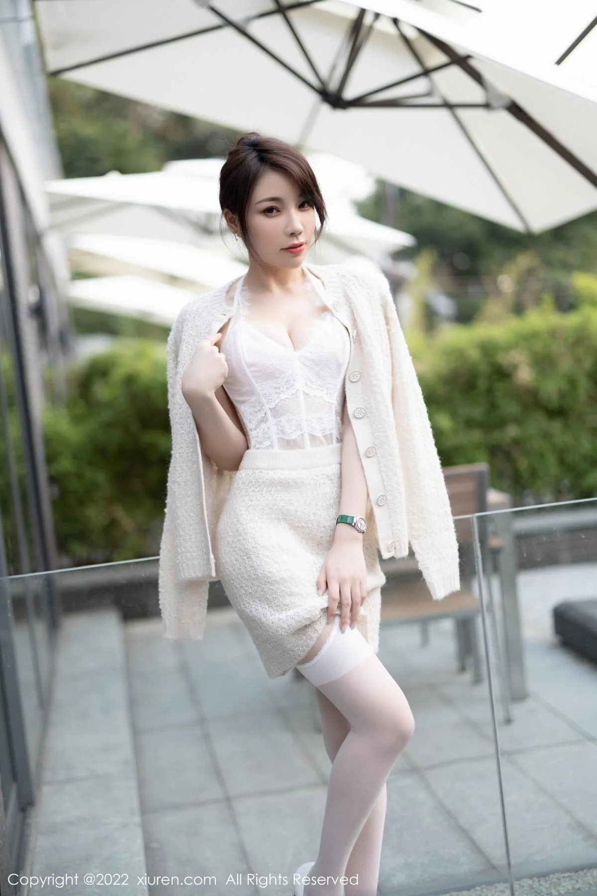 徐莉芝Booty半脱露性感白色蕾丝内衣配白丝吊袜绝美写真 第 4 张
