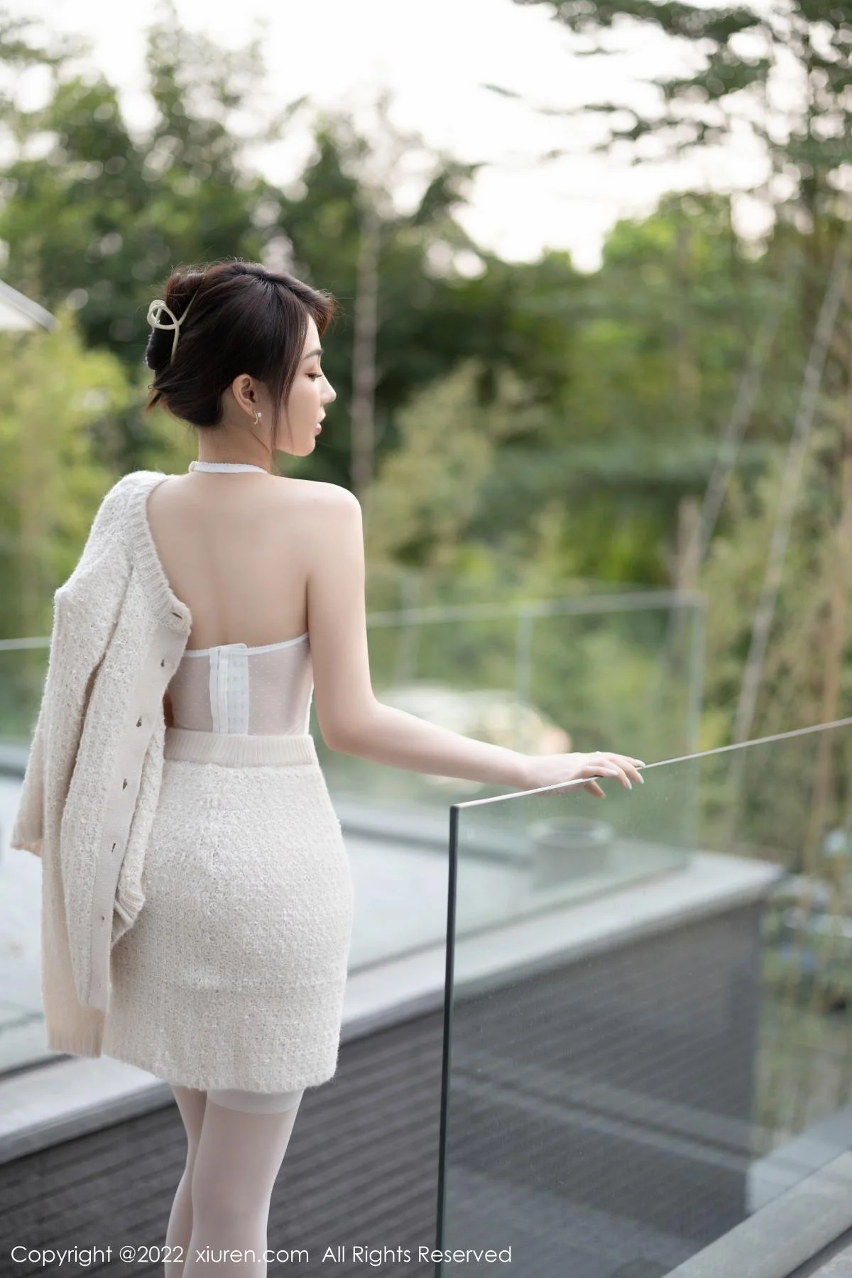 徐莉芝Booty半脱露性感白色蕾丝内衣配白丝吊袜绝美写真 第 7 张