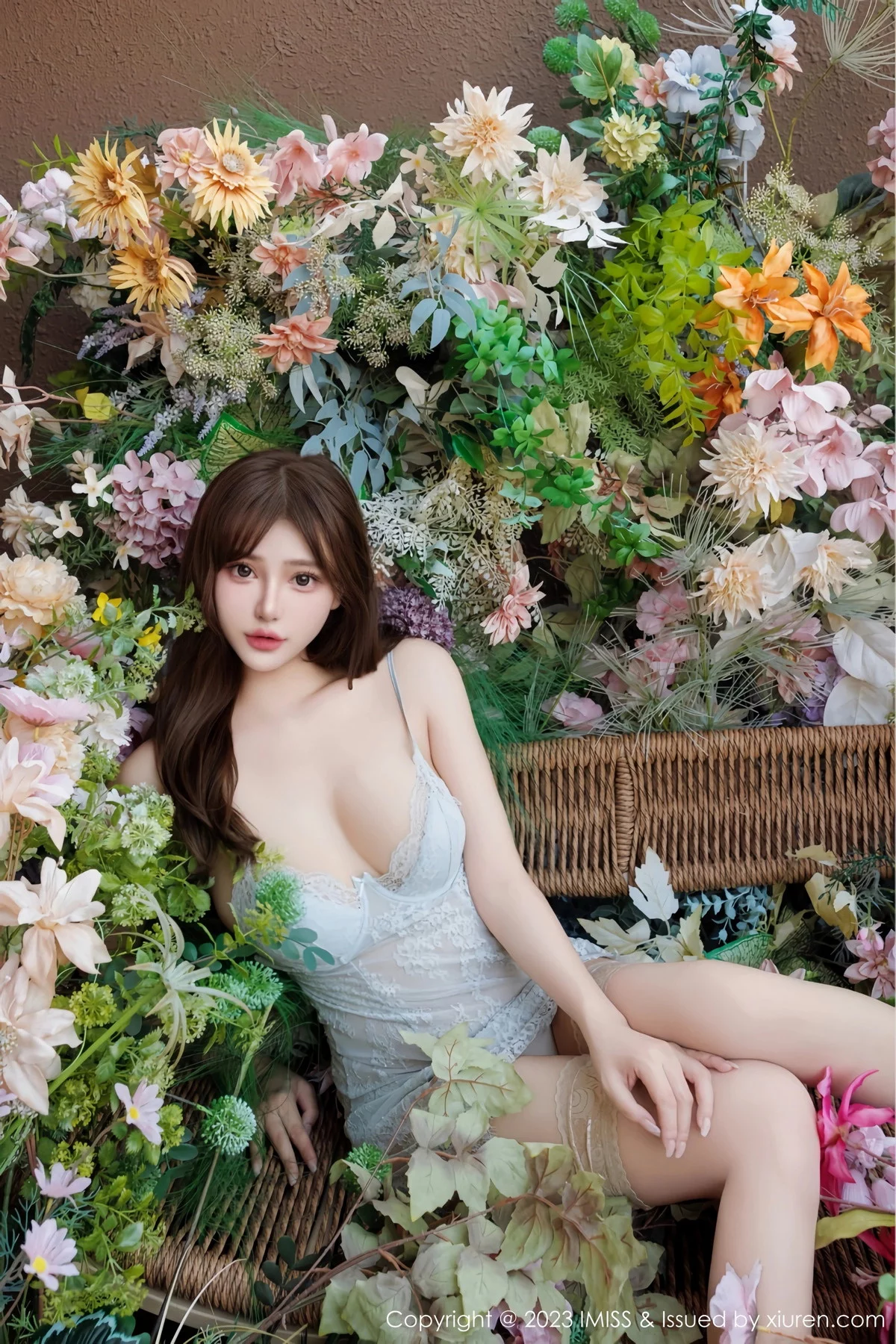 Lavinia性感蕾丝吊带情趣睡裙配肉丝袜秀丰满身材绝美写真 第 28 张