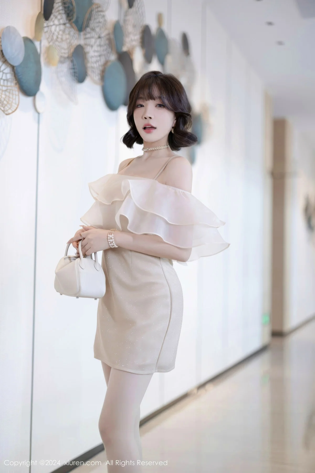徐莉芝Booty性感浅色连衣短裙+黑色情趣内衣迷人绝美写真 第 2 张