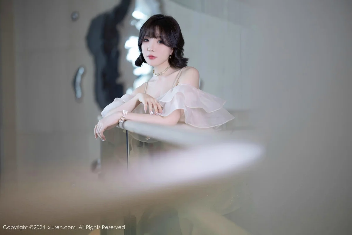 徐莉芝Booty性感浅色连衣短裙+黑色情趣内衣迷人绝美写真 第 20 张