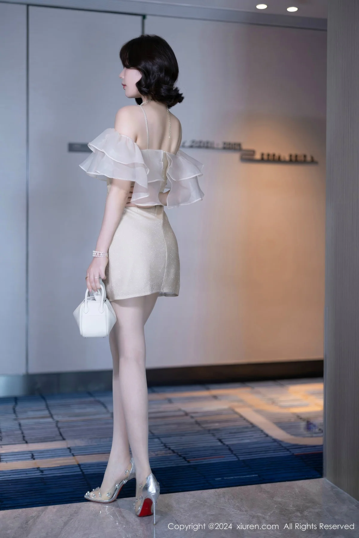 徐莉芝Booty性感浅色连衣短裙+黑色情趣内衣迷人绝美写真 第 25 张
