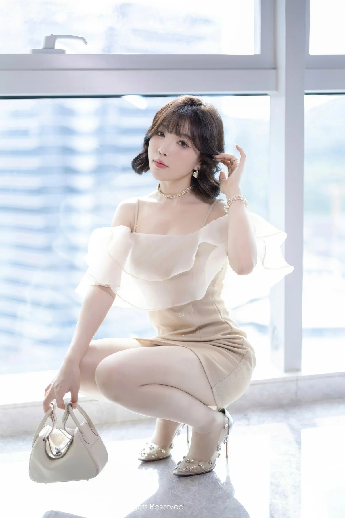 徐莉芝Booty性感浅色连衣短裙+黑色情趣内衣迷人绝美写真 第 34 张