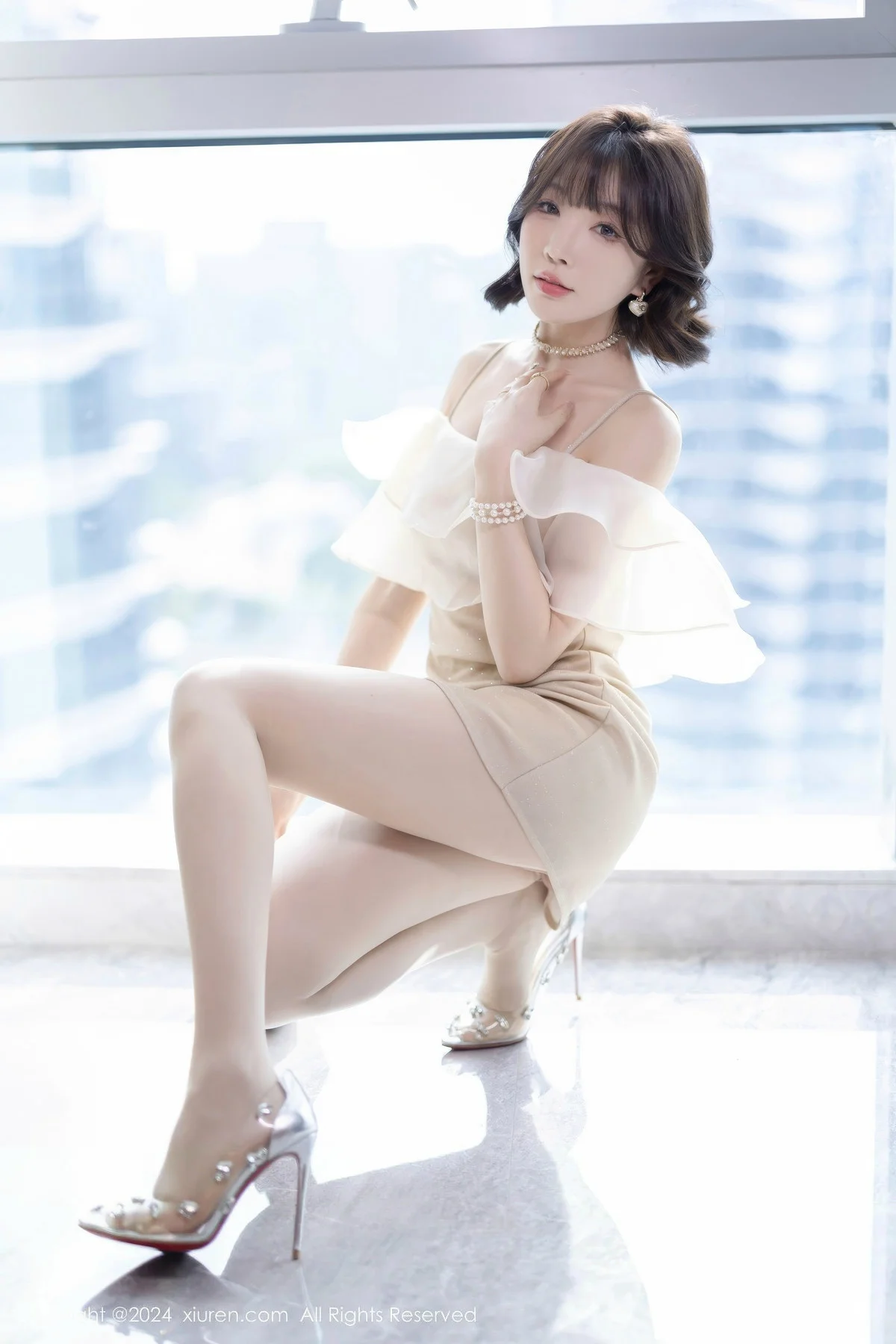 徐莉芝Booty性感浅色连衣短裙+黑色情趣内衣迷人绝美写真 第 36 张