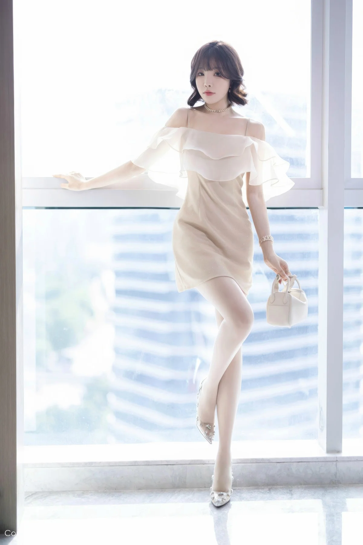 徐莉芝Booty性感浅色连衣短裙+黑色情趣内衣迷人绝美写真 第 37 张