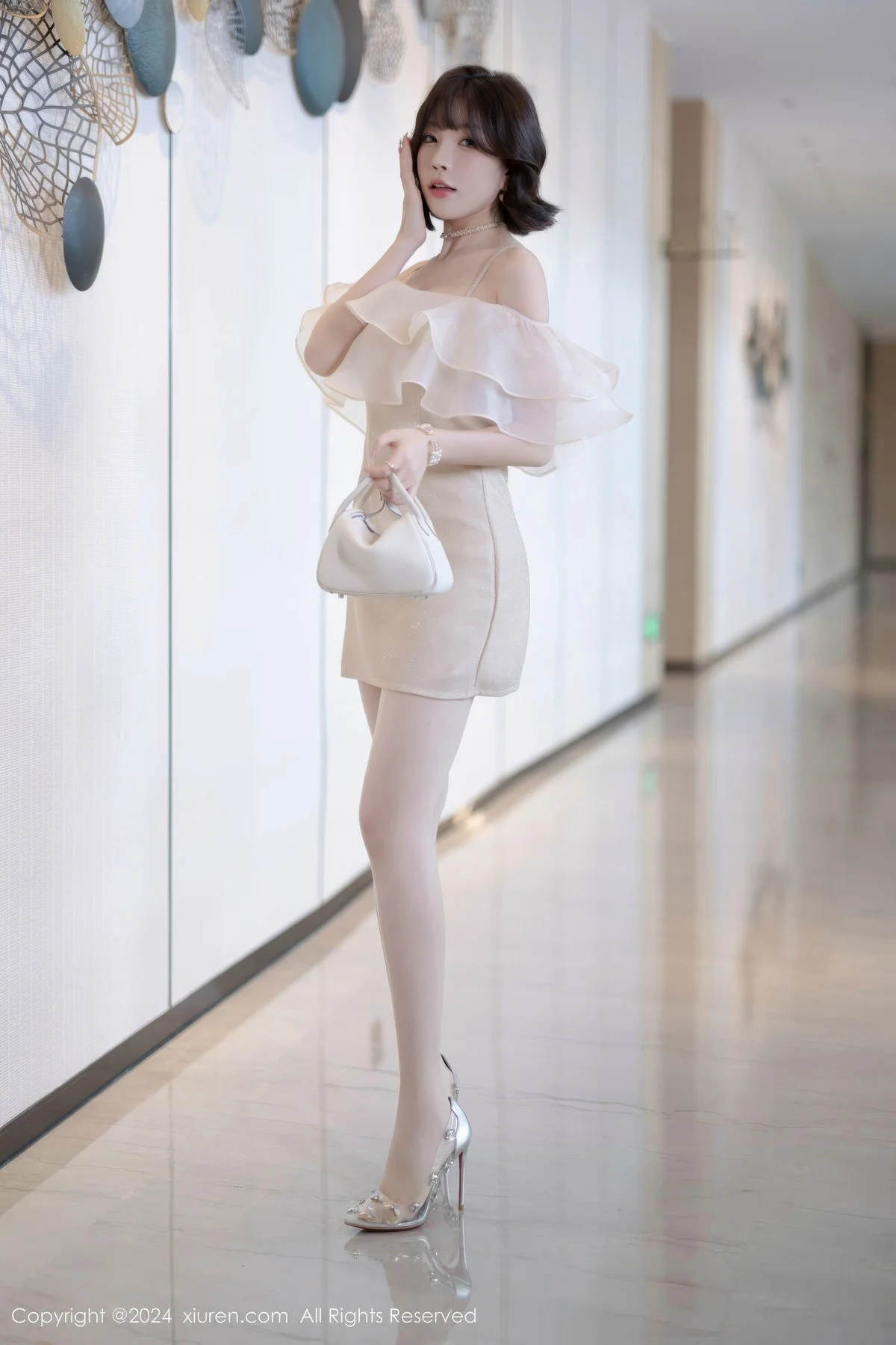 徐莉芝Booty性感浅色连衣短裙+黑色情趣内衣迷人绝美写真 第 4 张