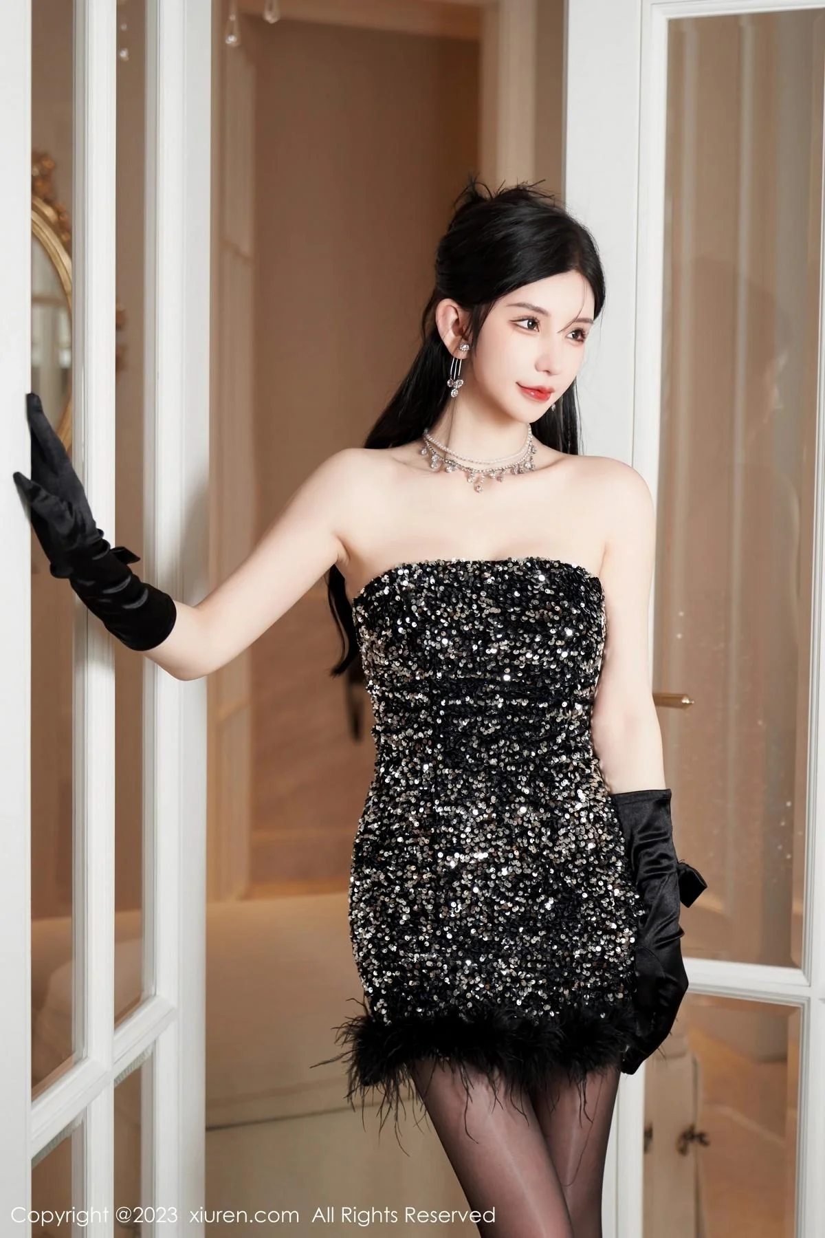 周于希Sally性感黑色低胸短裙配超薄油亮黑丝惹火绝美写真 第 15 张