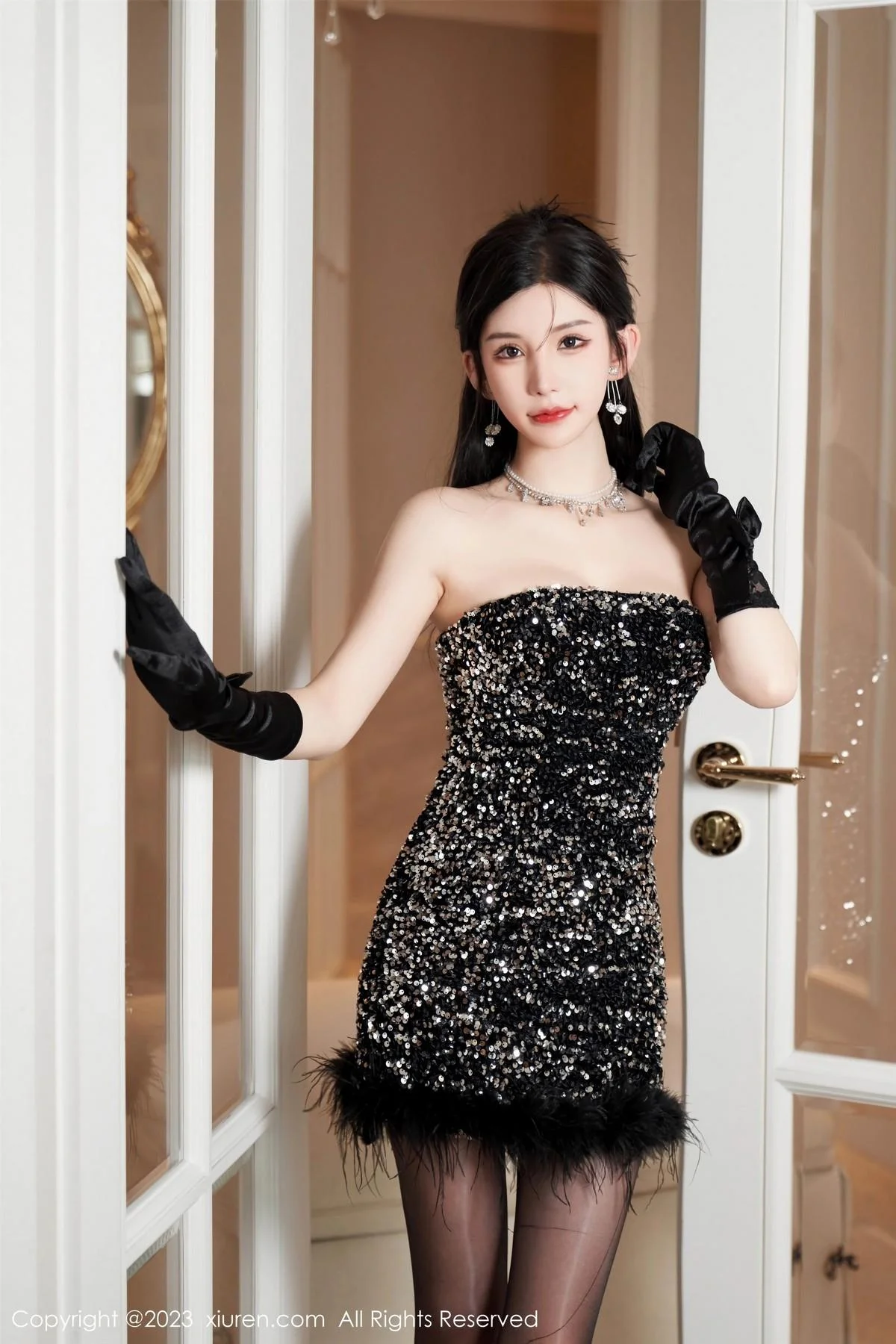 周于希Sally性感黑色低胸短裙配超薄油亮黑丝惹火绝美写真 第 16 张