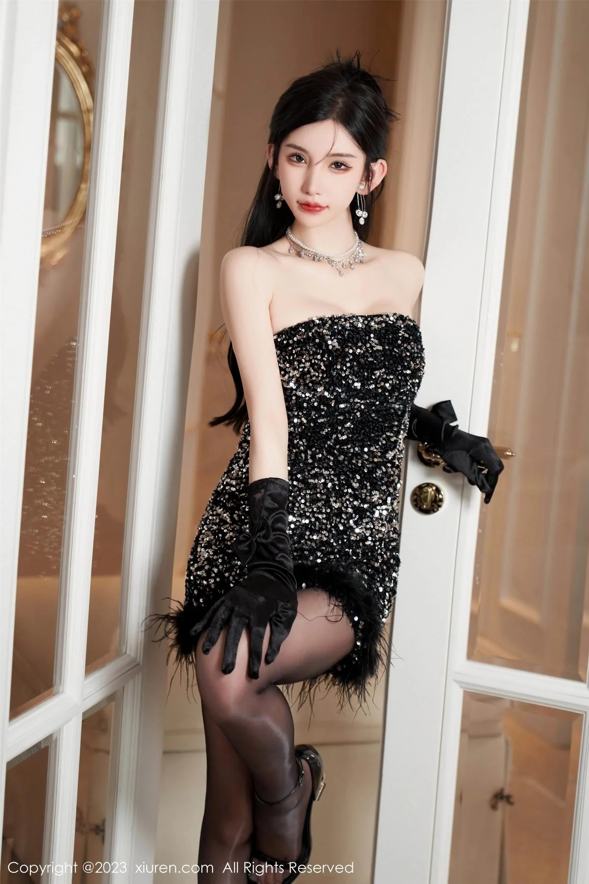 周于希Sally性感黑色低胸短裙配超薄油亮黑丝惹火绝美写真 第 17 张