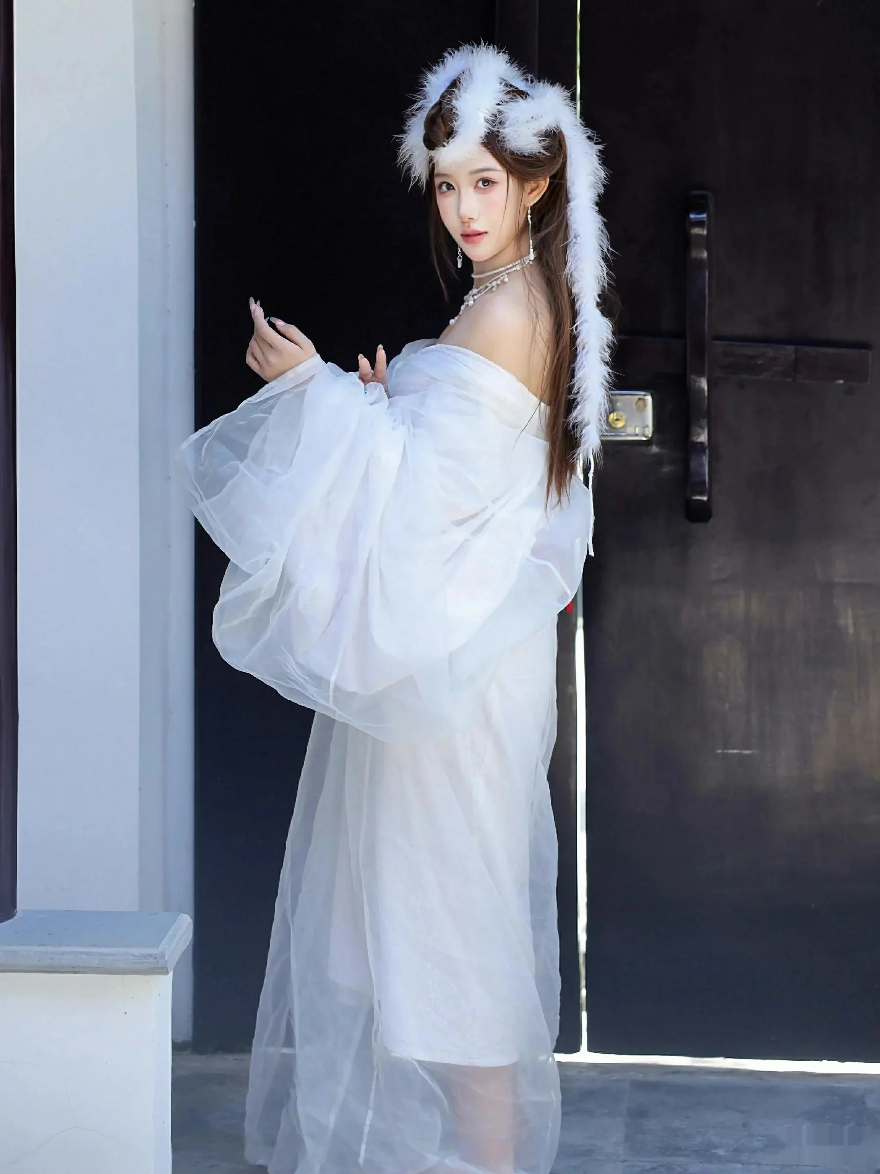 金允希Yuki性感白色锦毛鼠装扮低胸秀丰腴身材完美绝美写真 第 1 张