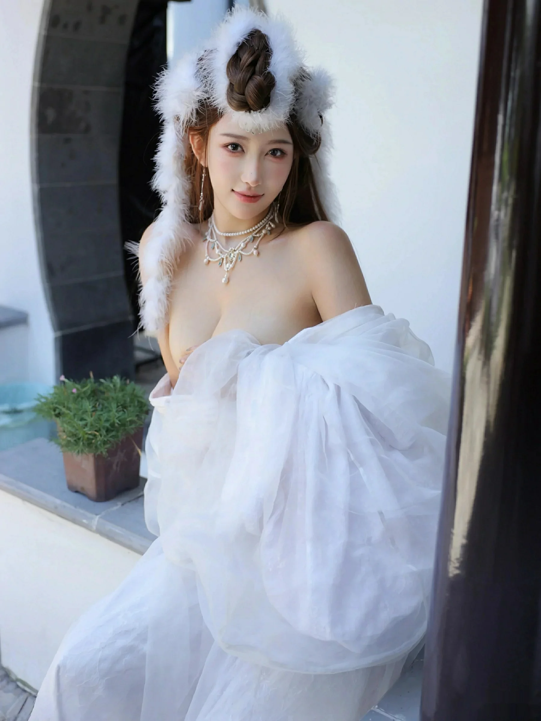 金允希Yuki性感白色锦毛鼠装扮低胸秀丰腴身材完美绝美写真 第 102 张