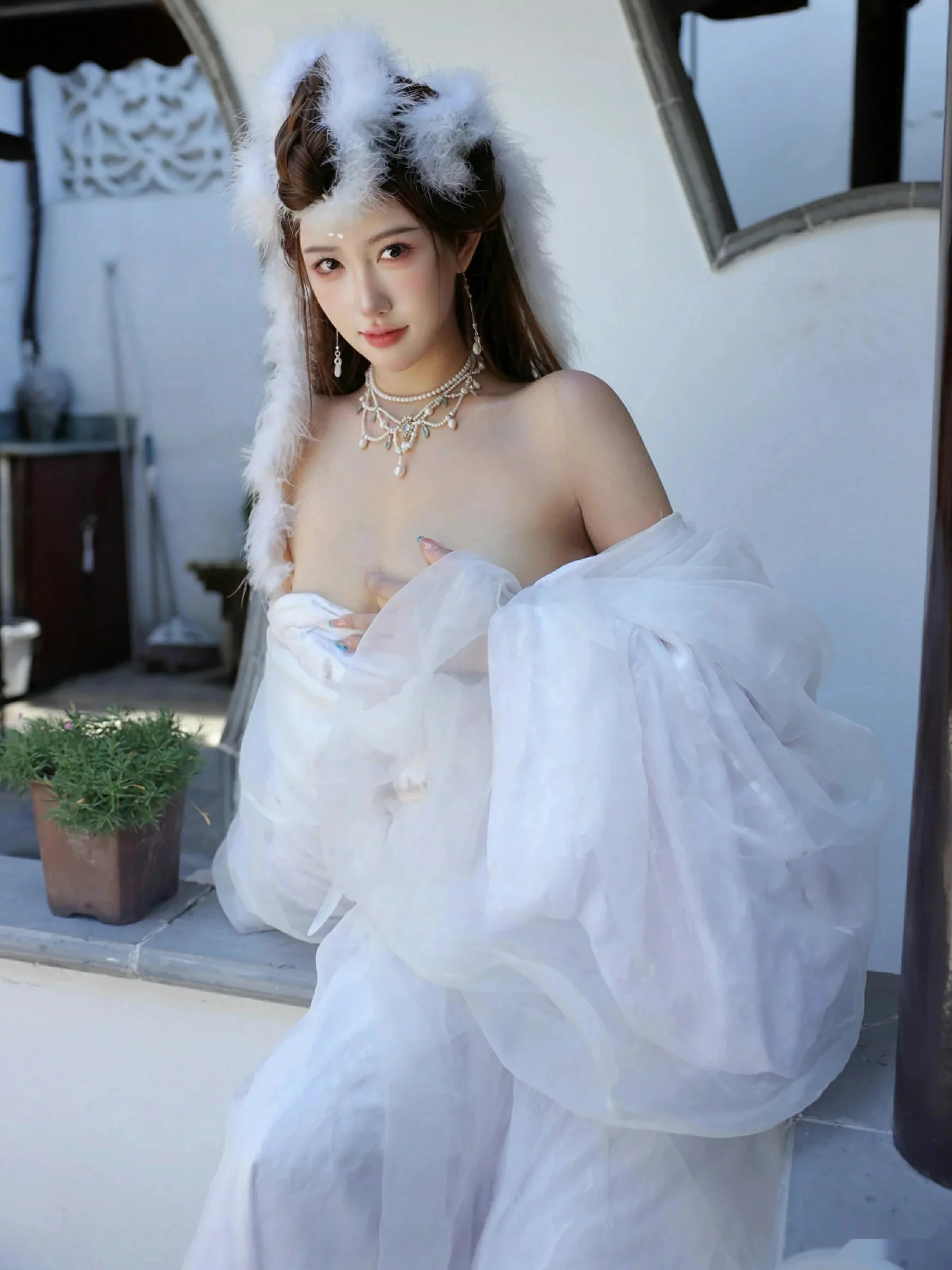 金允希Yuki性感白色锦毛鼠装扮低胸秀丰腴身材完美绝美写真 第 104 张