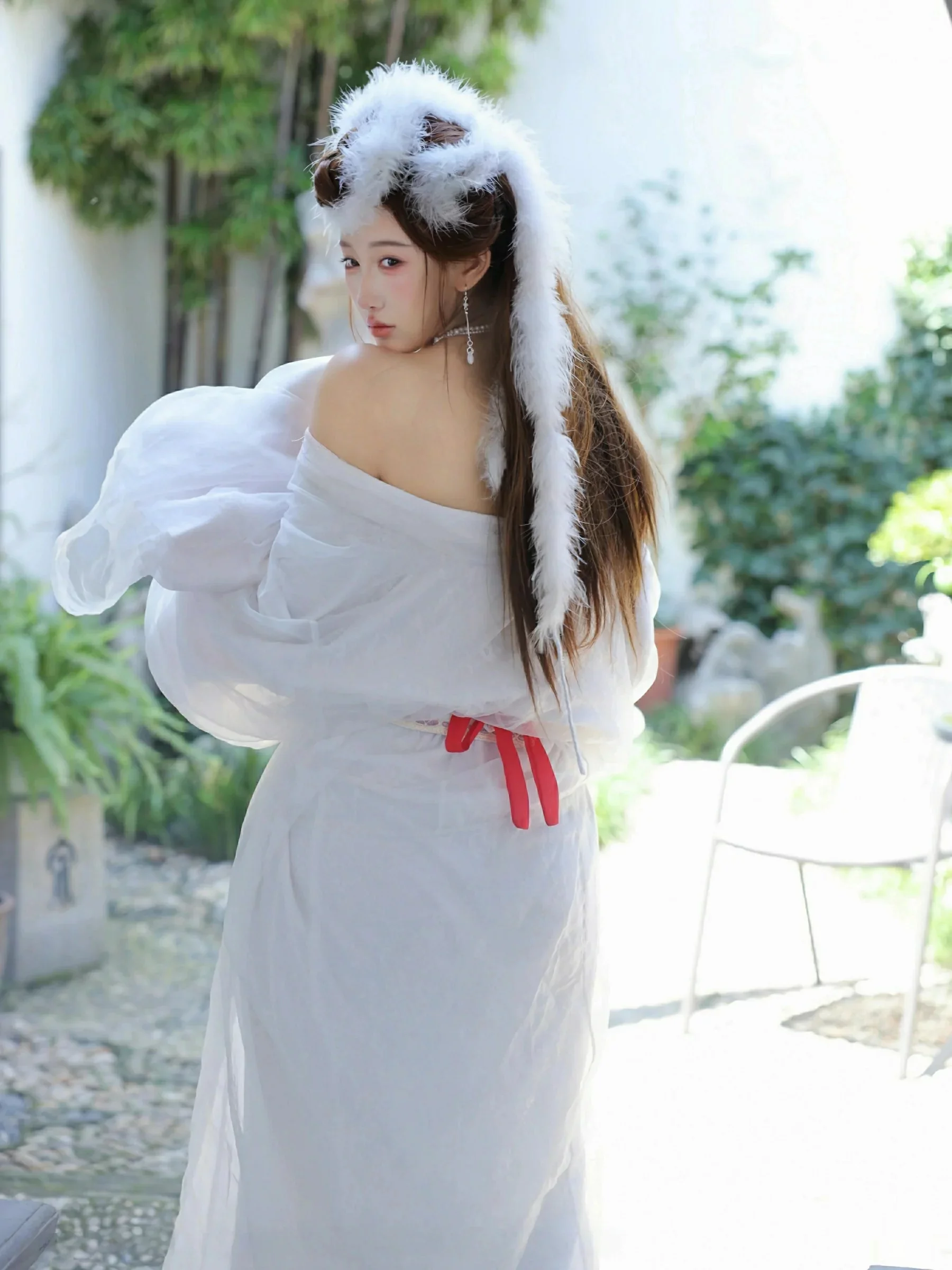 金允希Yuki性感白色锦毛鼠装扮低胸秀丰腴身材完美绝美写真 第 12 张