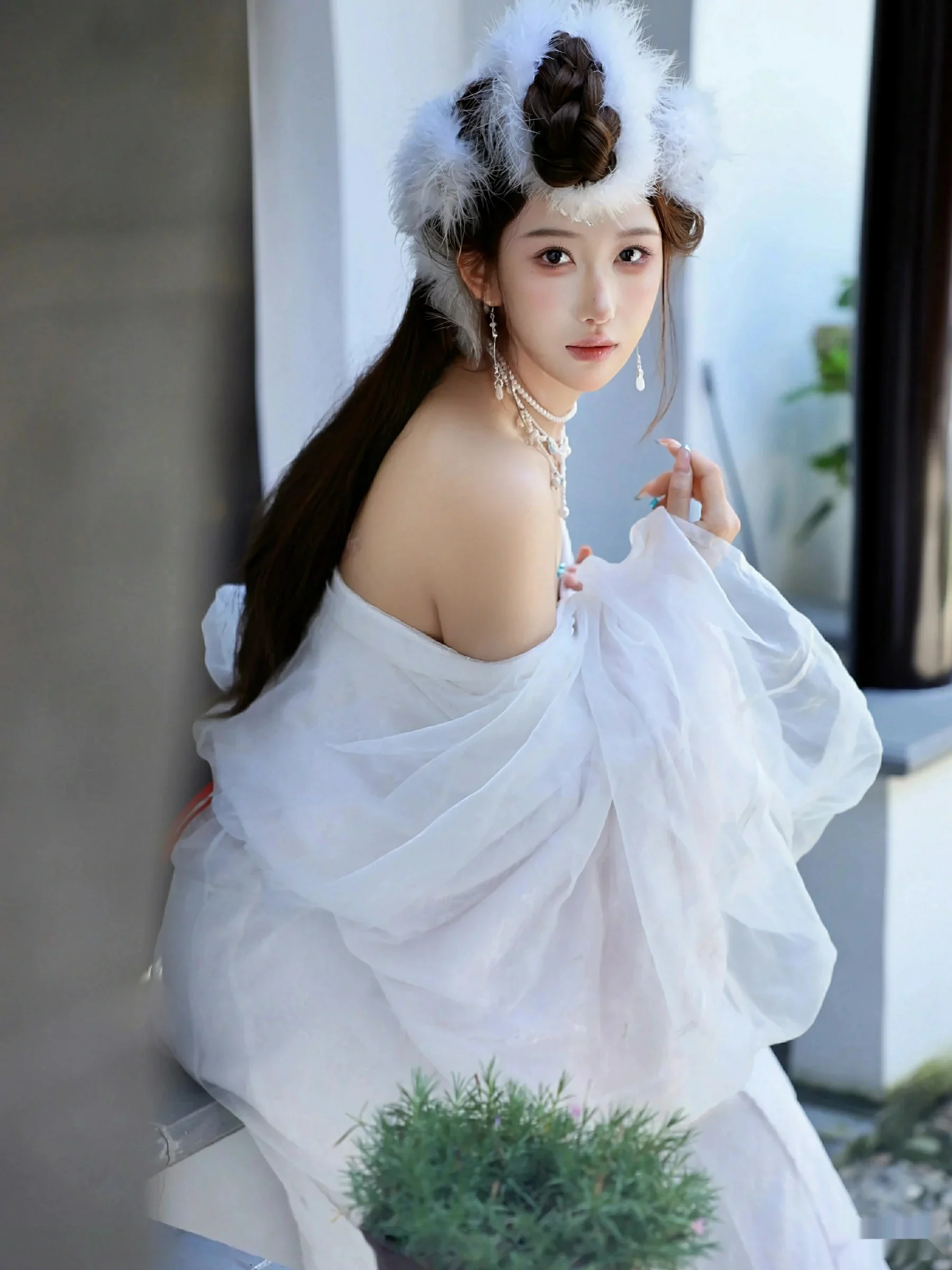 金允希Yuki性感白色锦毛鼠装扮低胸秀丰腴身材完美绝美写真 第 13 张