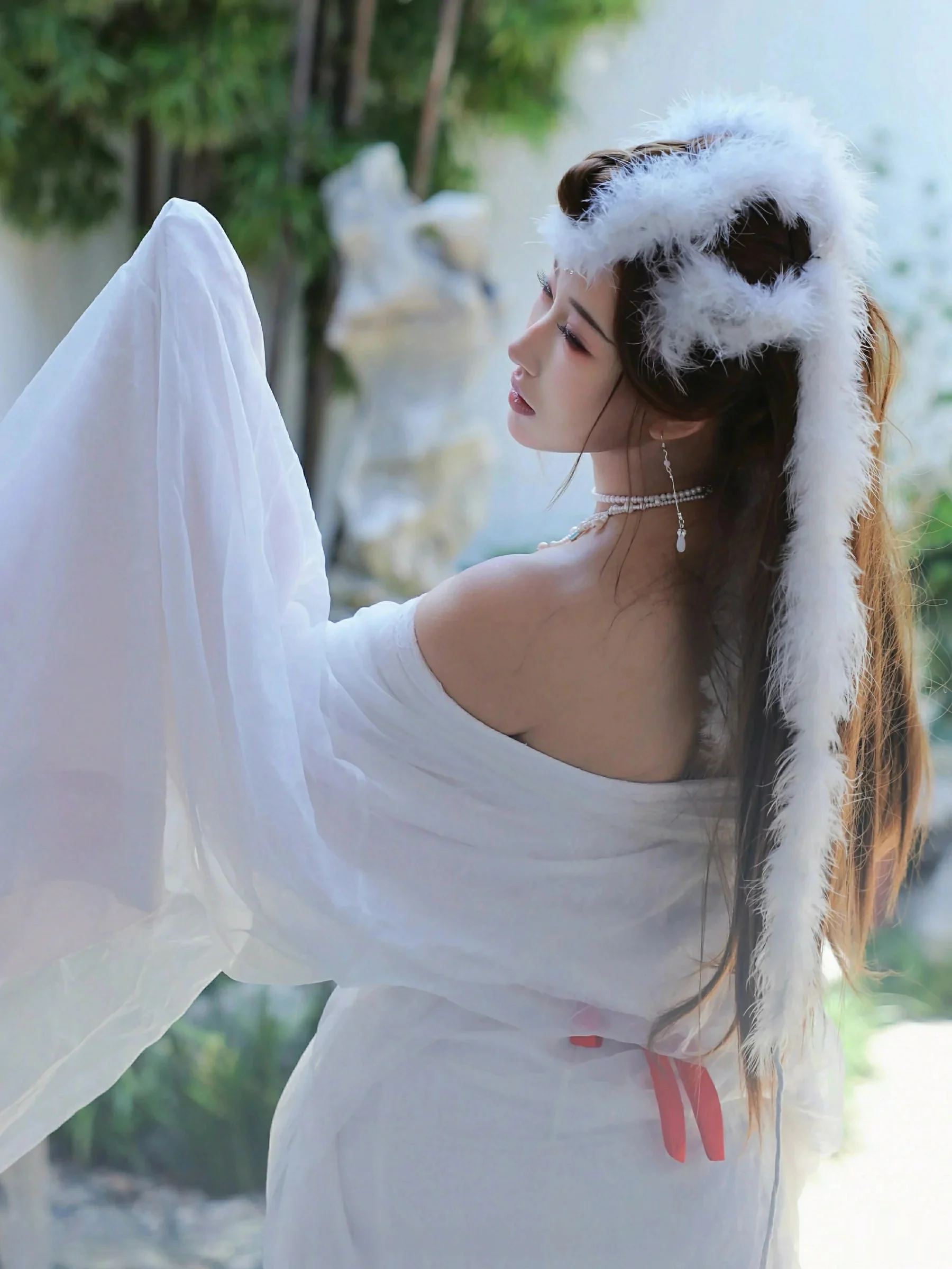 金允希Yuki性感白色锦毛鼠装扮低胸秀丰腴身材完美绝美写真 第 24 张
