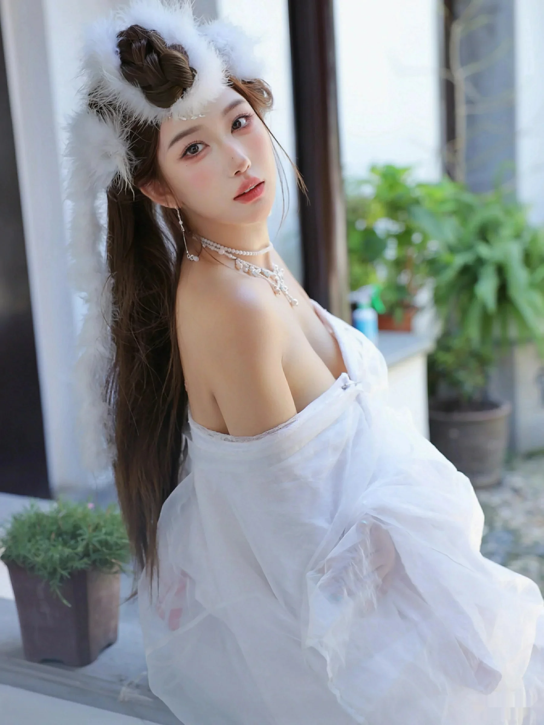 金允希Yuki性感白色锦毛鼠装扮低胸秀丰腴身材完美绝美写真 第 28 张