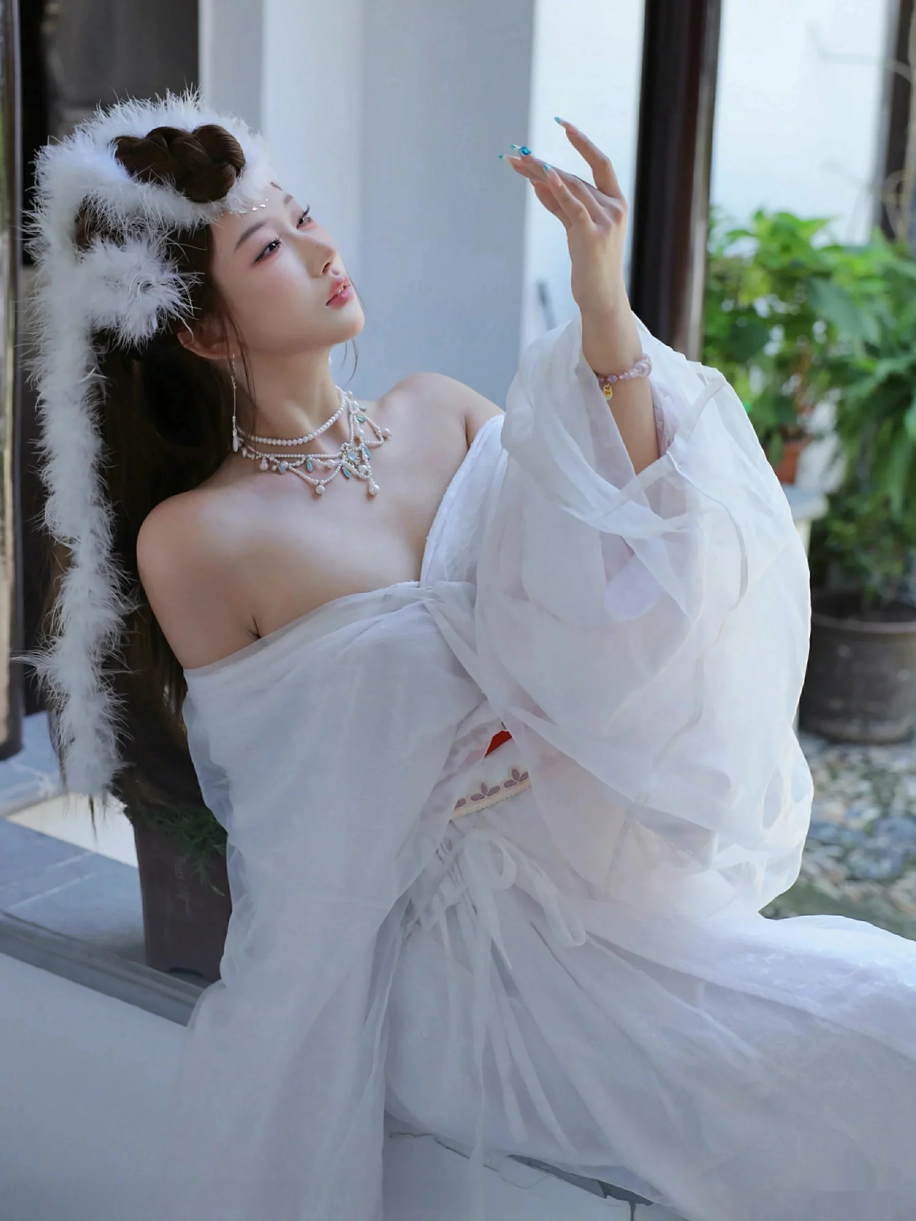 金允希Yuki性感白色锦毛鼠装扮低胸秀丰腴身材完美绝美写真 第 39 张