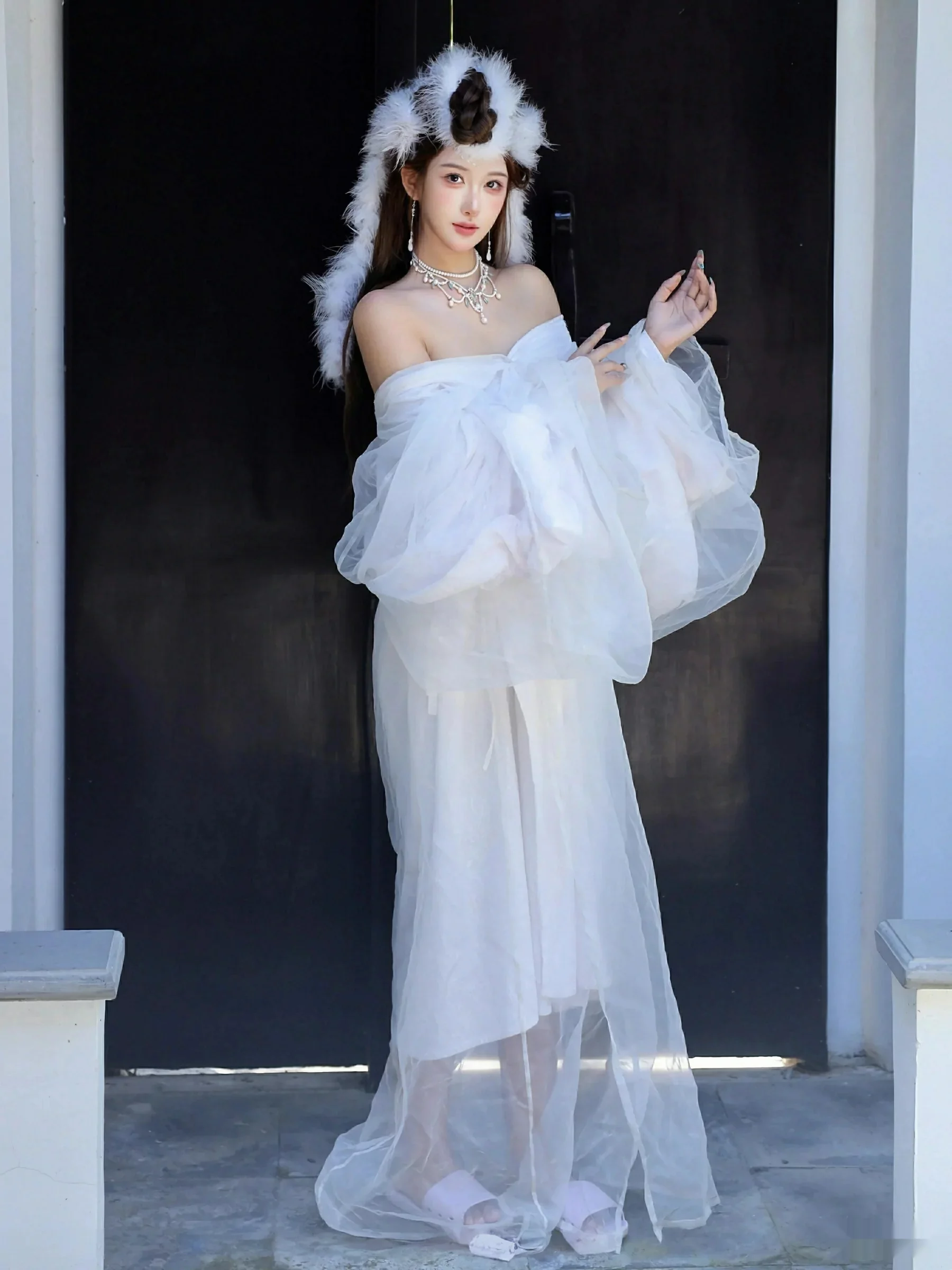 金允希Yuki性感白色锦毛鼠装扮低胸秀丰腴身材完美绝美写真 第 4 张