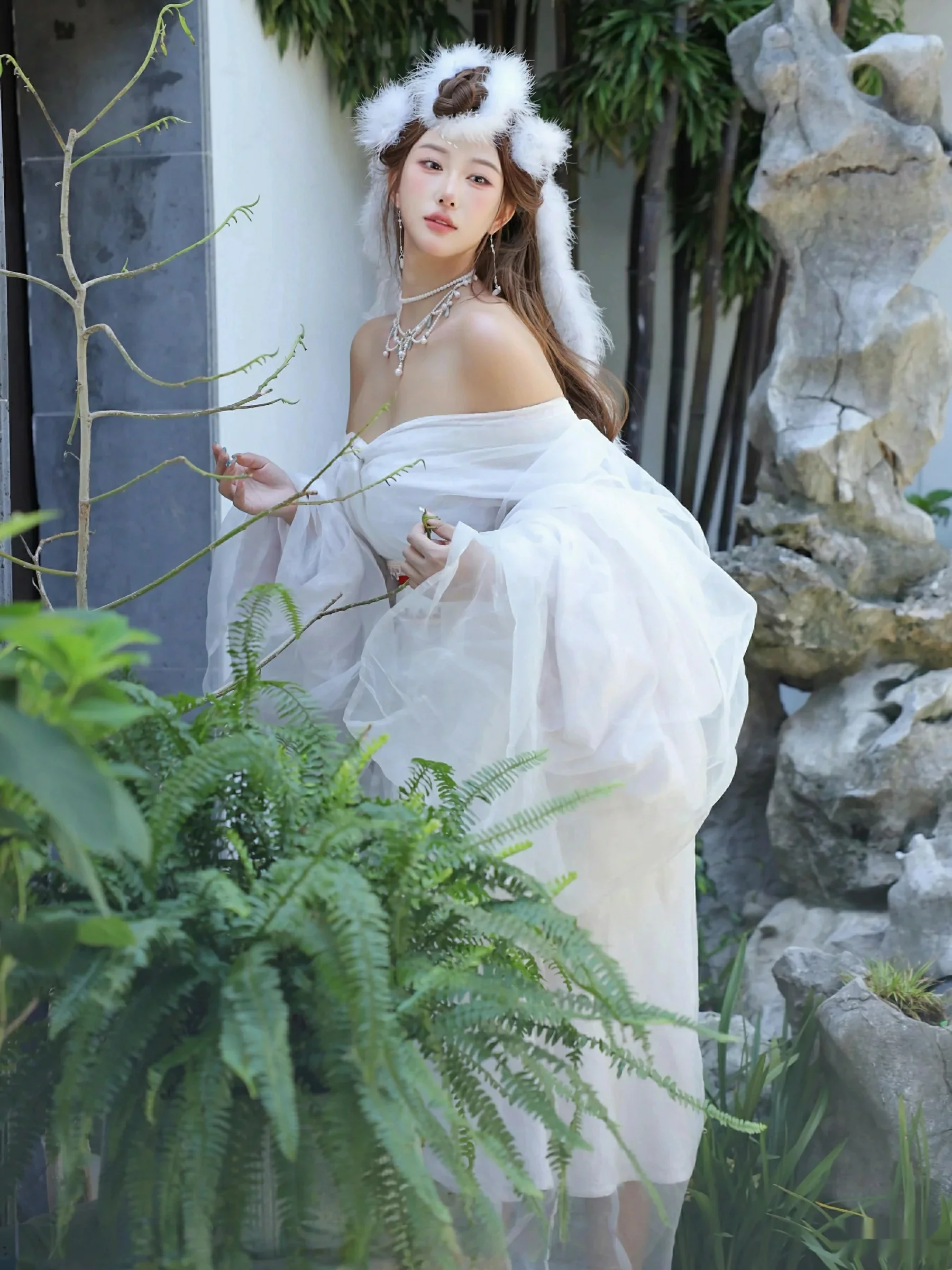 金允希Yuki性感白色锦毛鼠装扮低胸秀丰腴身材完美绝美写真 第 41 张