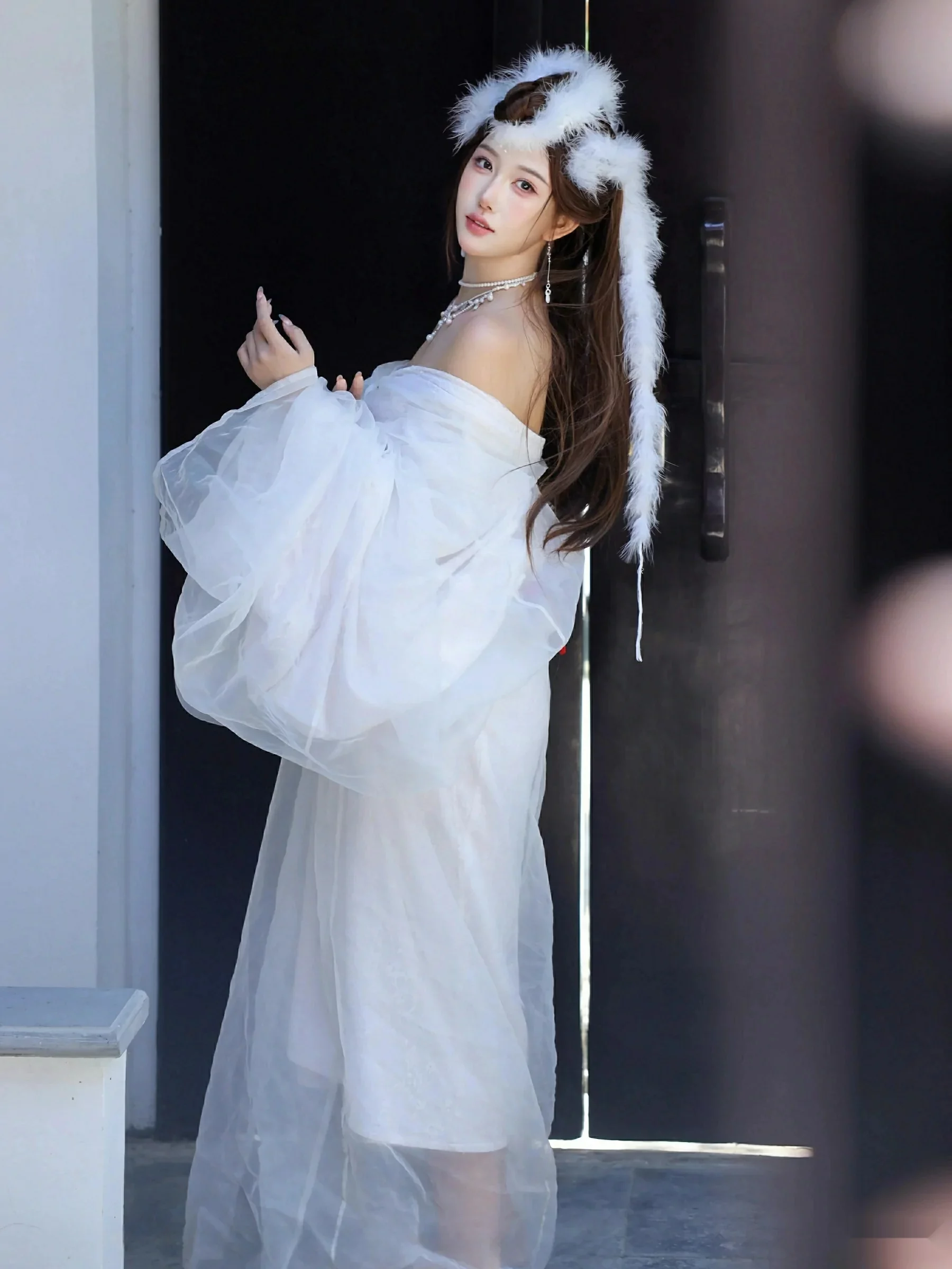 金允希Yuki性感白色锦毛鼠装扮低胸秀丰腴身材完美绝美写真 第 5 张
