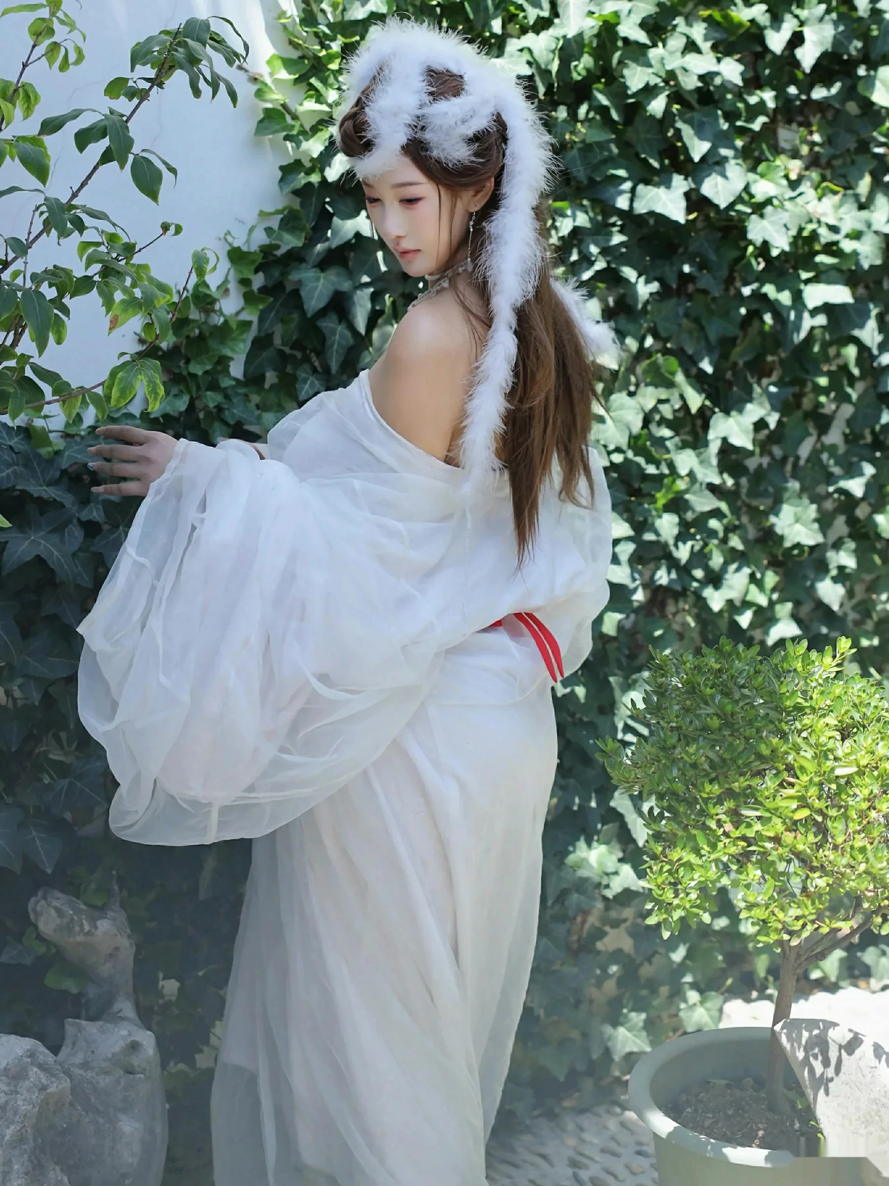 金允希Yuki性感白色锦毛鼠装扮低胸秀丰腴身材完美绝美写真 第 71 张