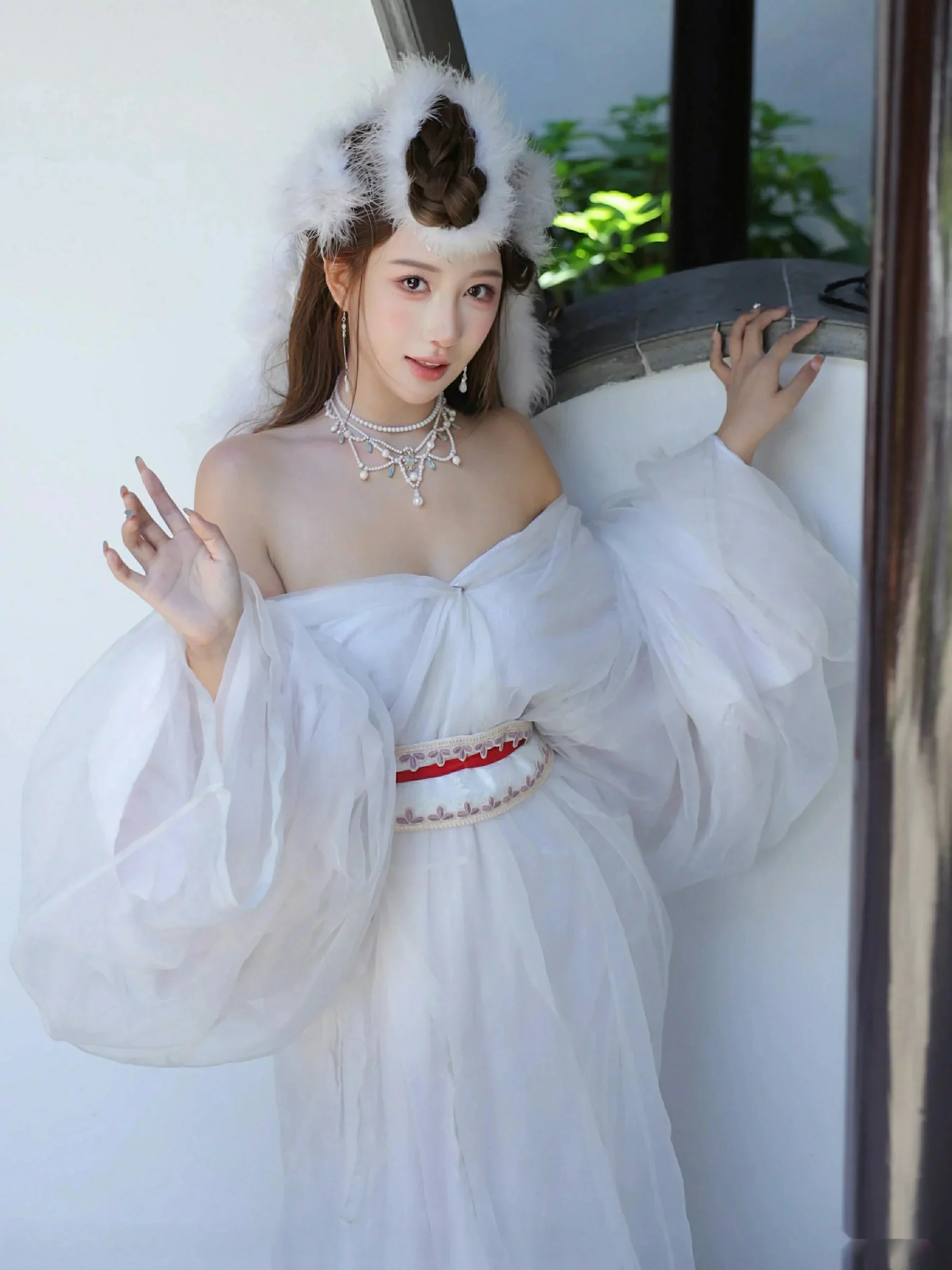 金允希Yuki性感白色锦毛鼠装扮低胸秀丰腴身材完美绝美写真 第 77 张