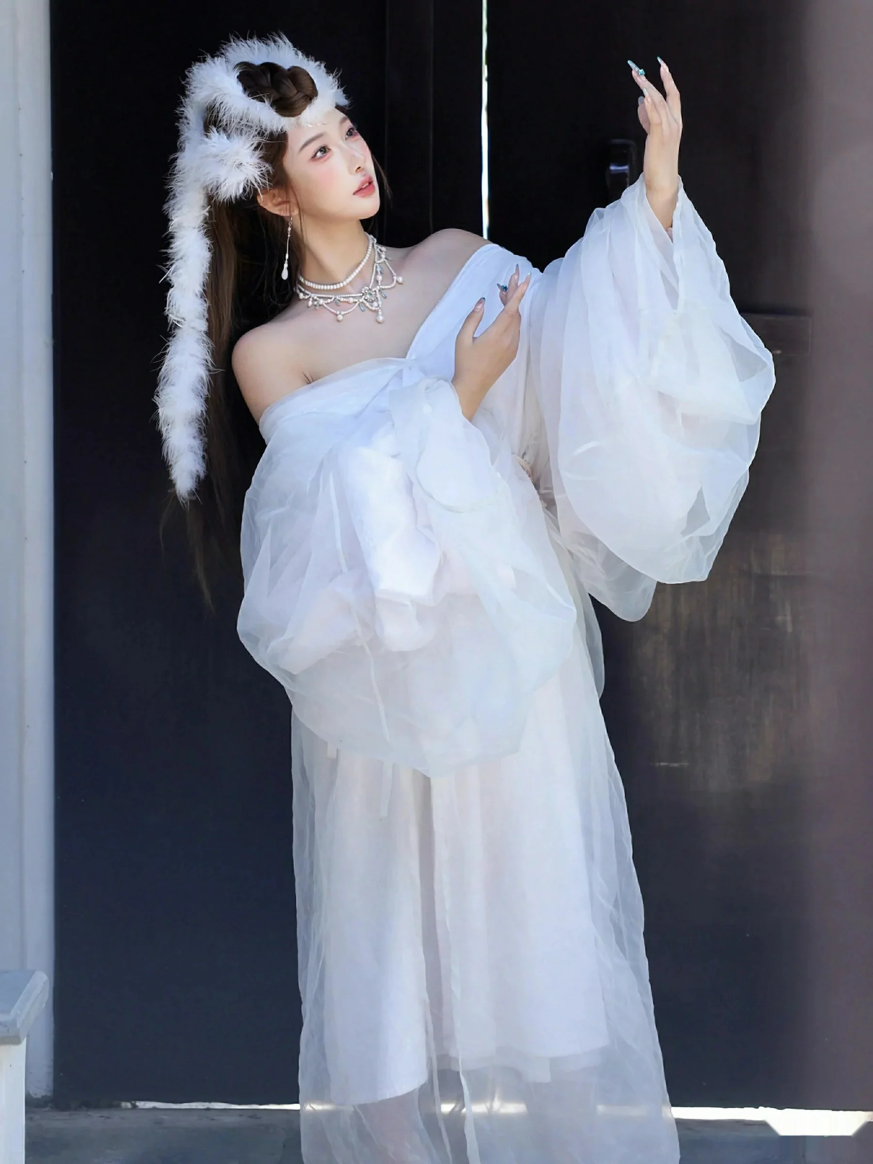 金允希Yuki性感白色锦毛鼠装扮低胸秀丰腴身材完美绝美写真 第 8 张