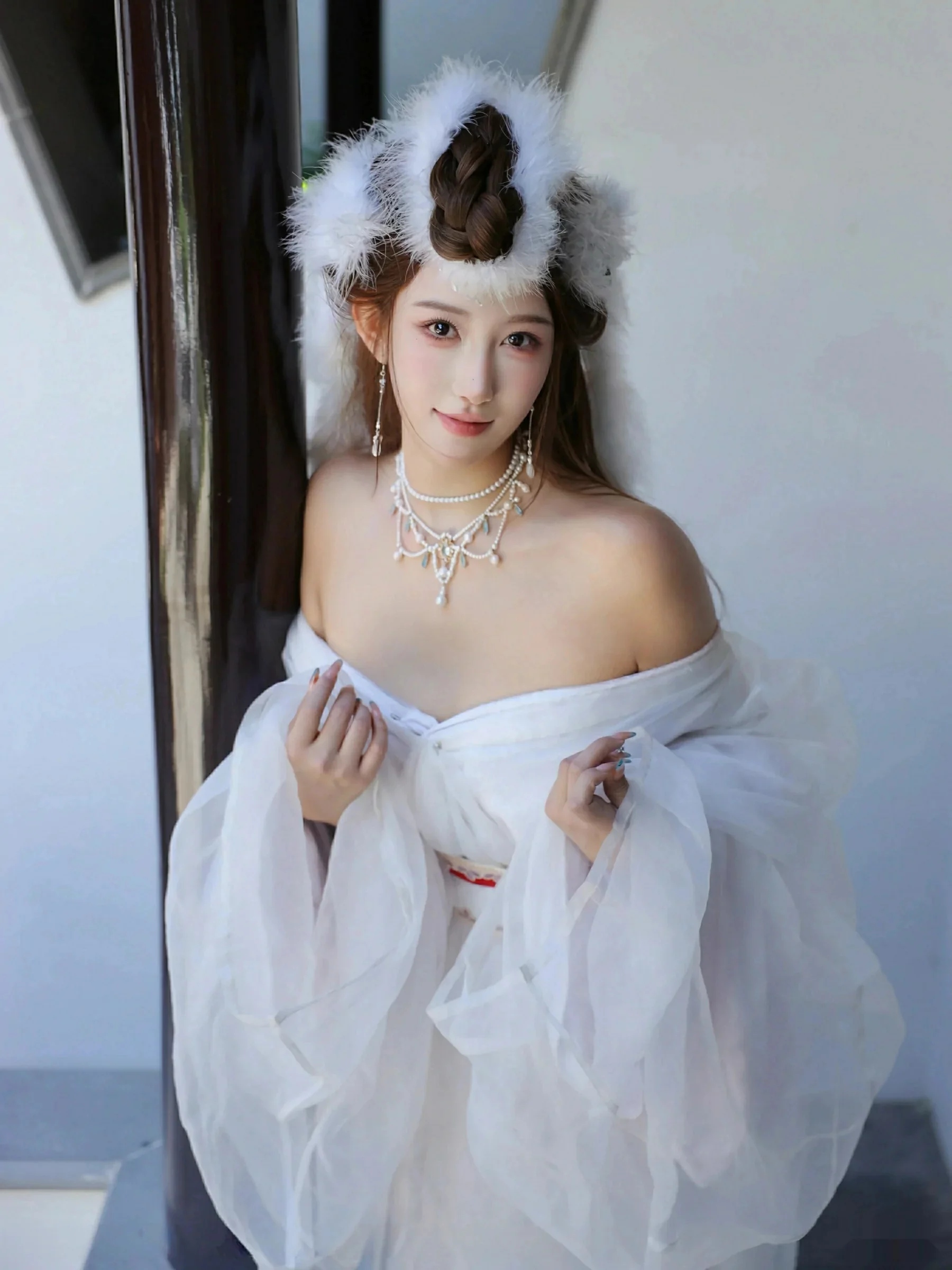 金允希Yuki性感白色锦毛鼠装扮低胸秀丰腴身材完美绝美写真 第 81 张