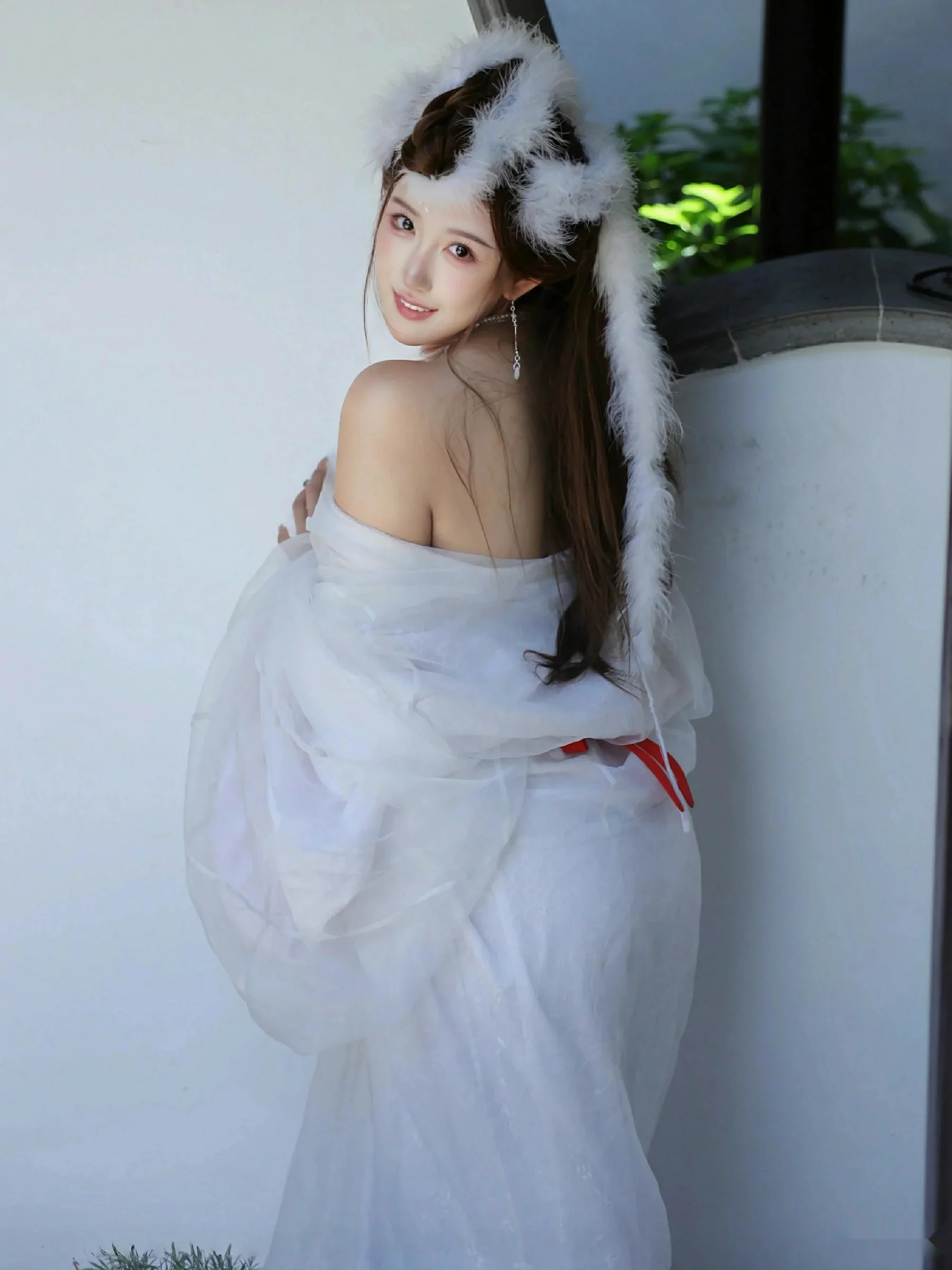 金允希Yuki性感白色锦毛鼠装扮低胸秀丰腴身材完美绝美写真 第 91 张