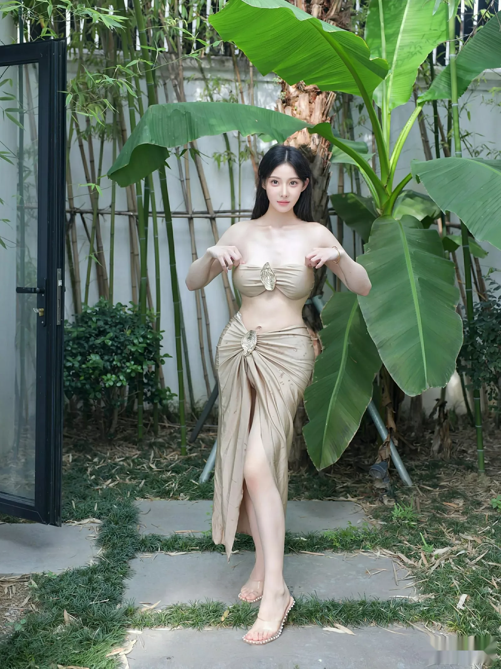 梨霜儿户外泳池性感金色泳衣半脱秀凹凸身材撩人绝美写真 第 39 张