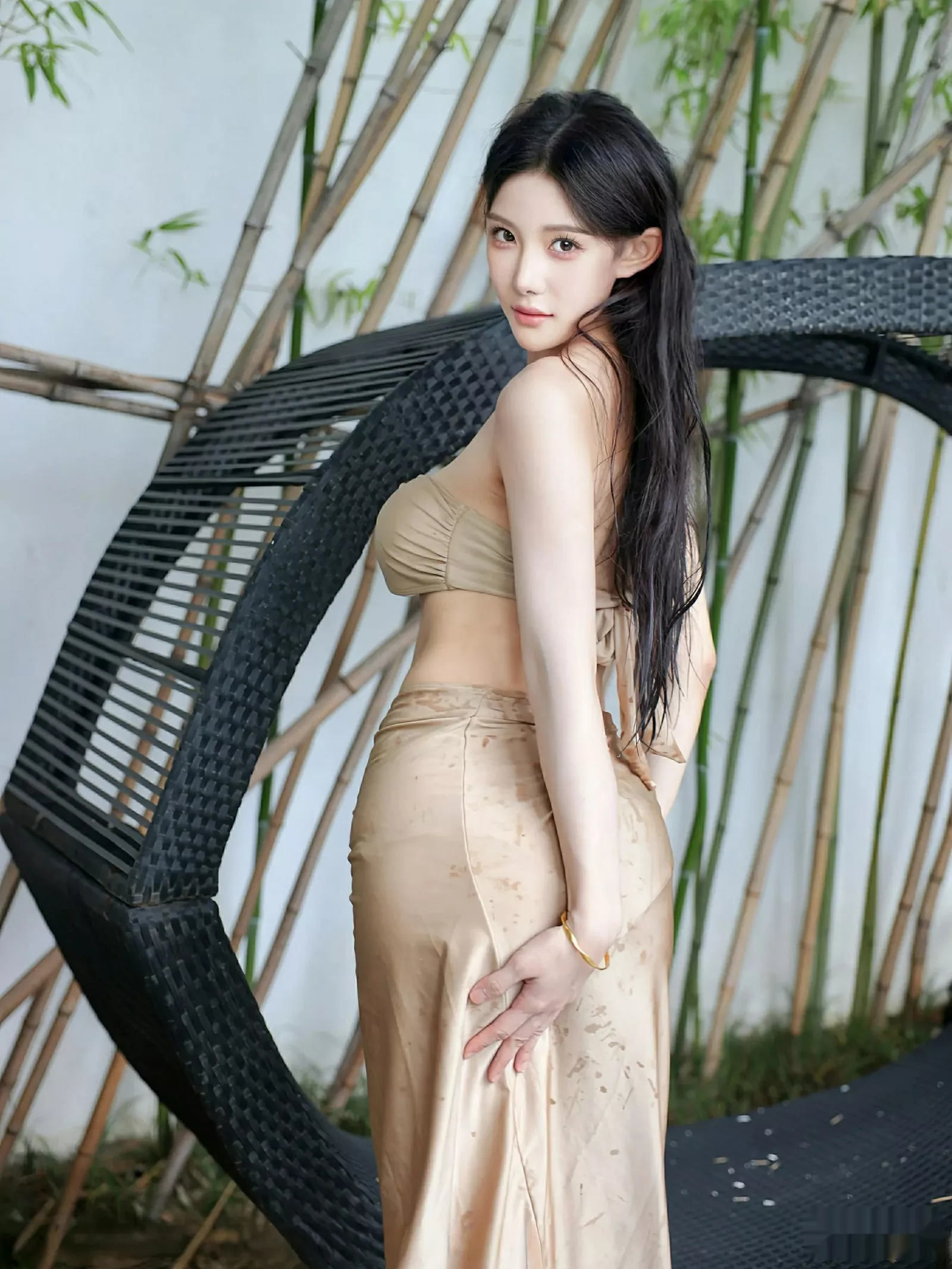 梨霜儿户外泳池性感金色泳衣半脱秀凹凸身材撩人绝美写真 第 52 张