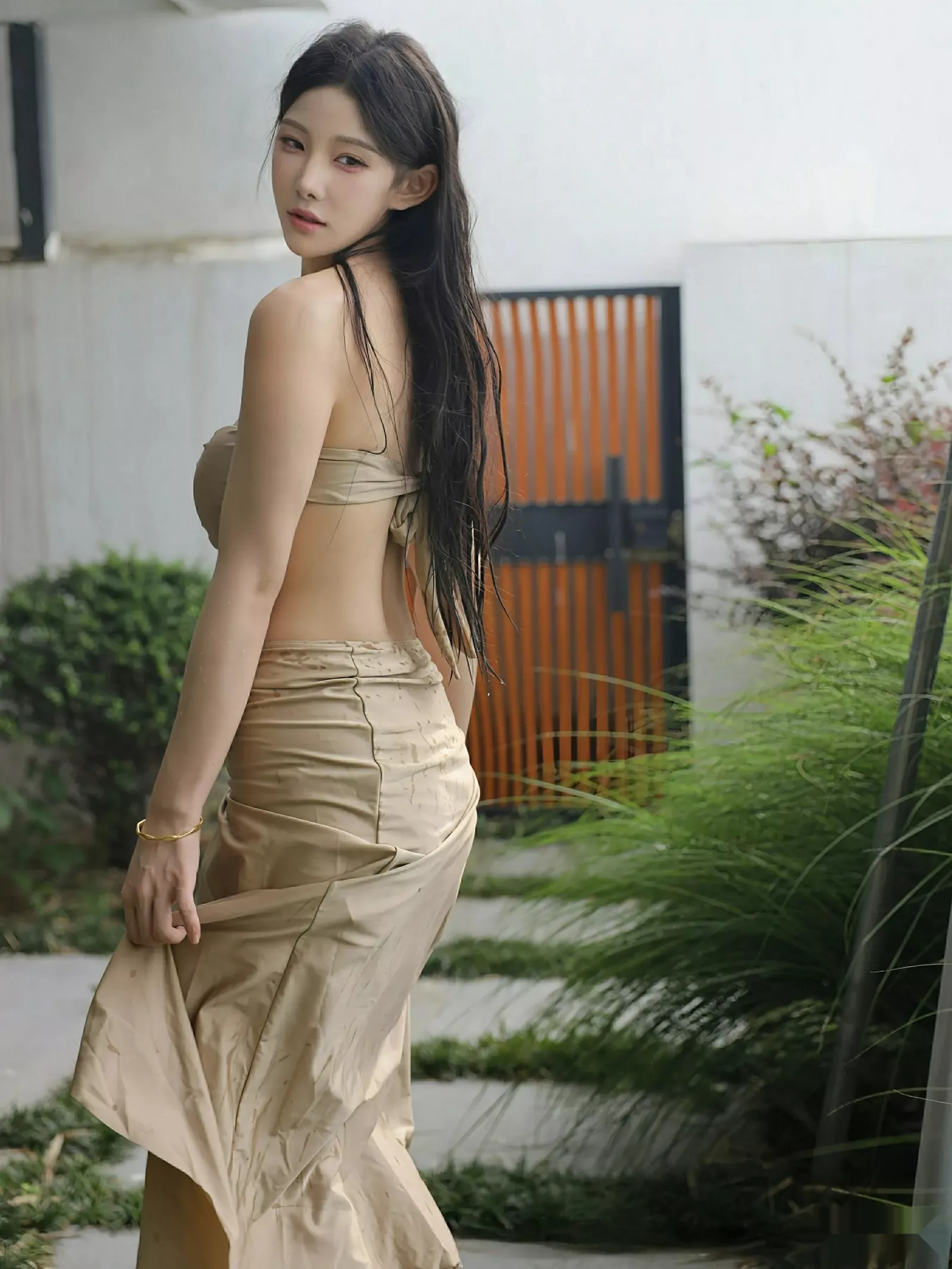 梨霜儿户外泳池性感金色泳衣半脱秀凹凸身材撩人绝美写真 第 59 张
