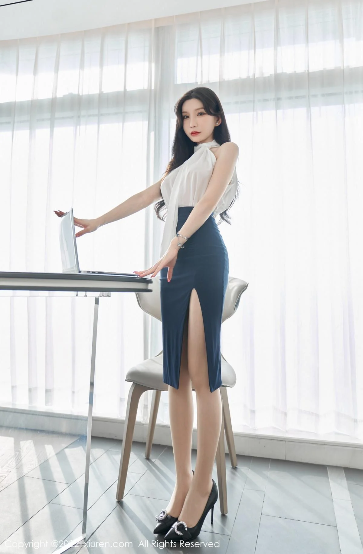 周于希Sally女秘书主题白色轻透衣配黑短裙秀翘臀绝美写真 第 11 张